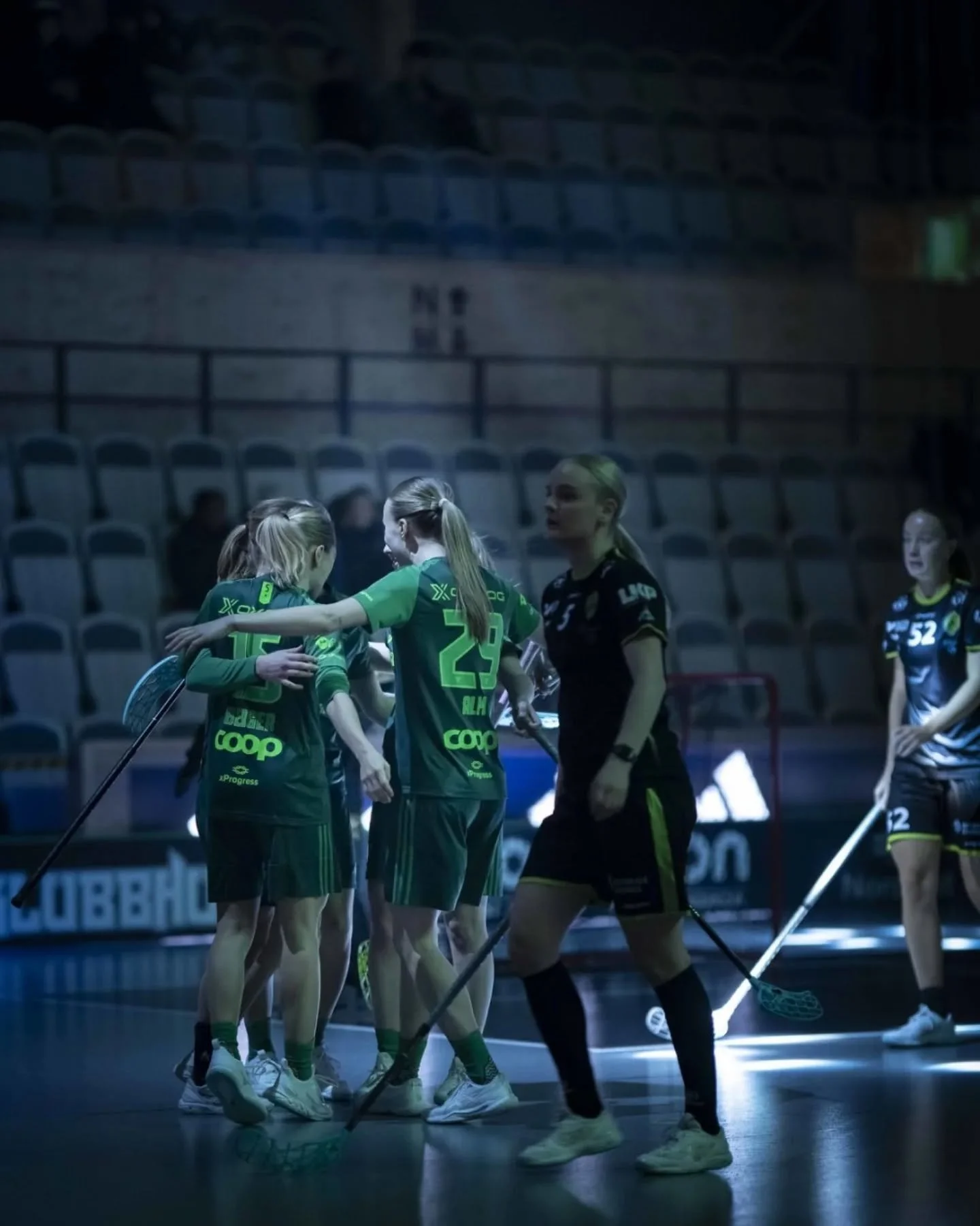 One month in Sweden 🇸🇪

📸 1 @tobrawa 2 @granbergcreative 3 @floorball_frames