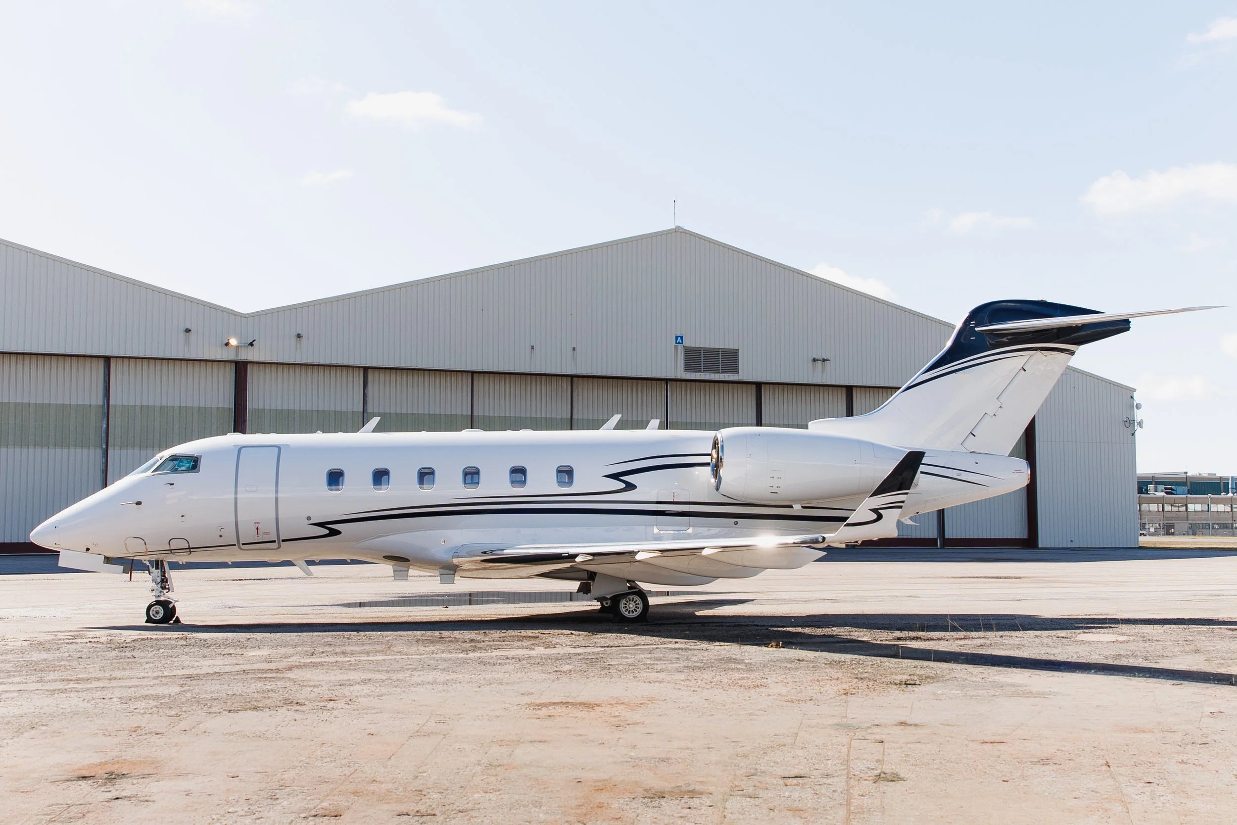 Challenger 300_20242_Exterior_3.jpg