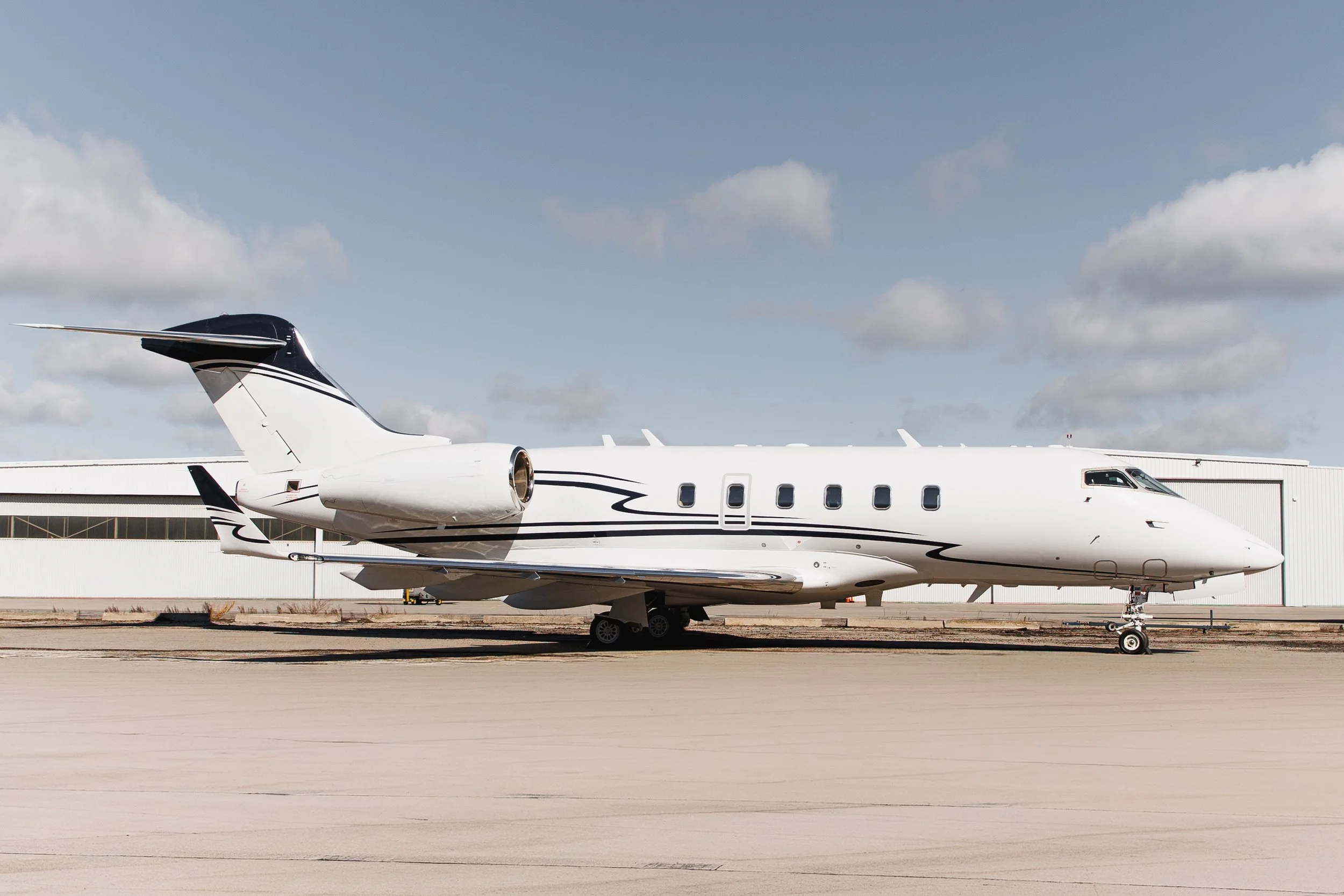 Challenger 300_20242_Exterior_2.jpg