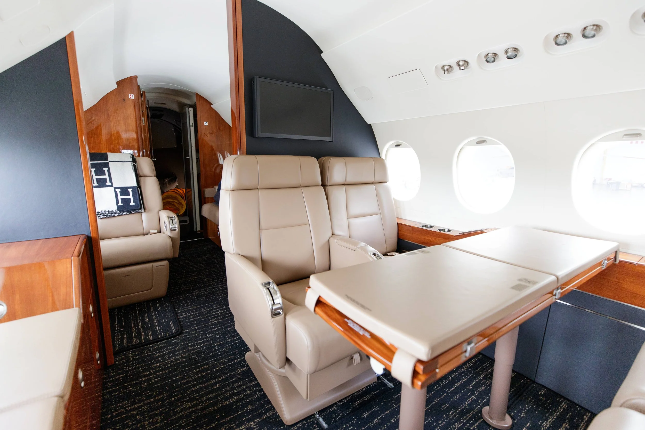 Falcon 900EX_Conference Group_3.jpg