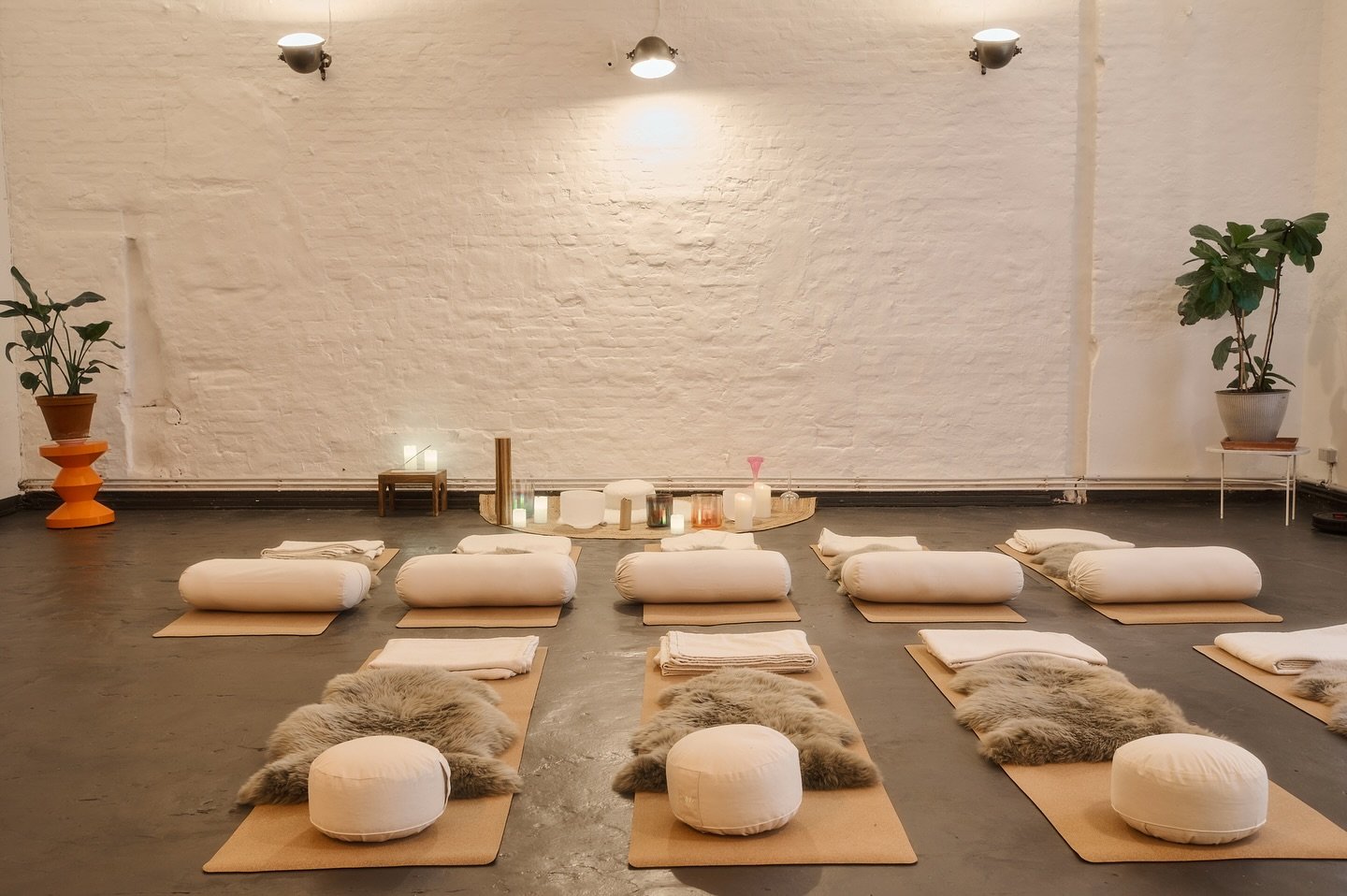 When there is silence, the inner world appears.
Welcome home.🤍☀️
Unser Studio ist nicht nur ein Raum aus W&auml;nden und Betonboden.. Es ist ein Raum zum Lauschen. Zum Sp&uuml;ren.
Zum Heimkommen und loslassen.

Ob Yoga, Breathwork, Klang oder Medit