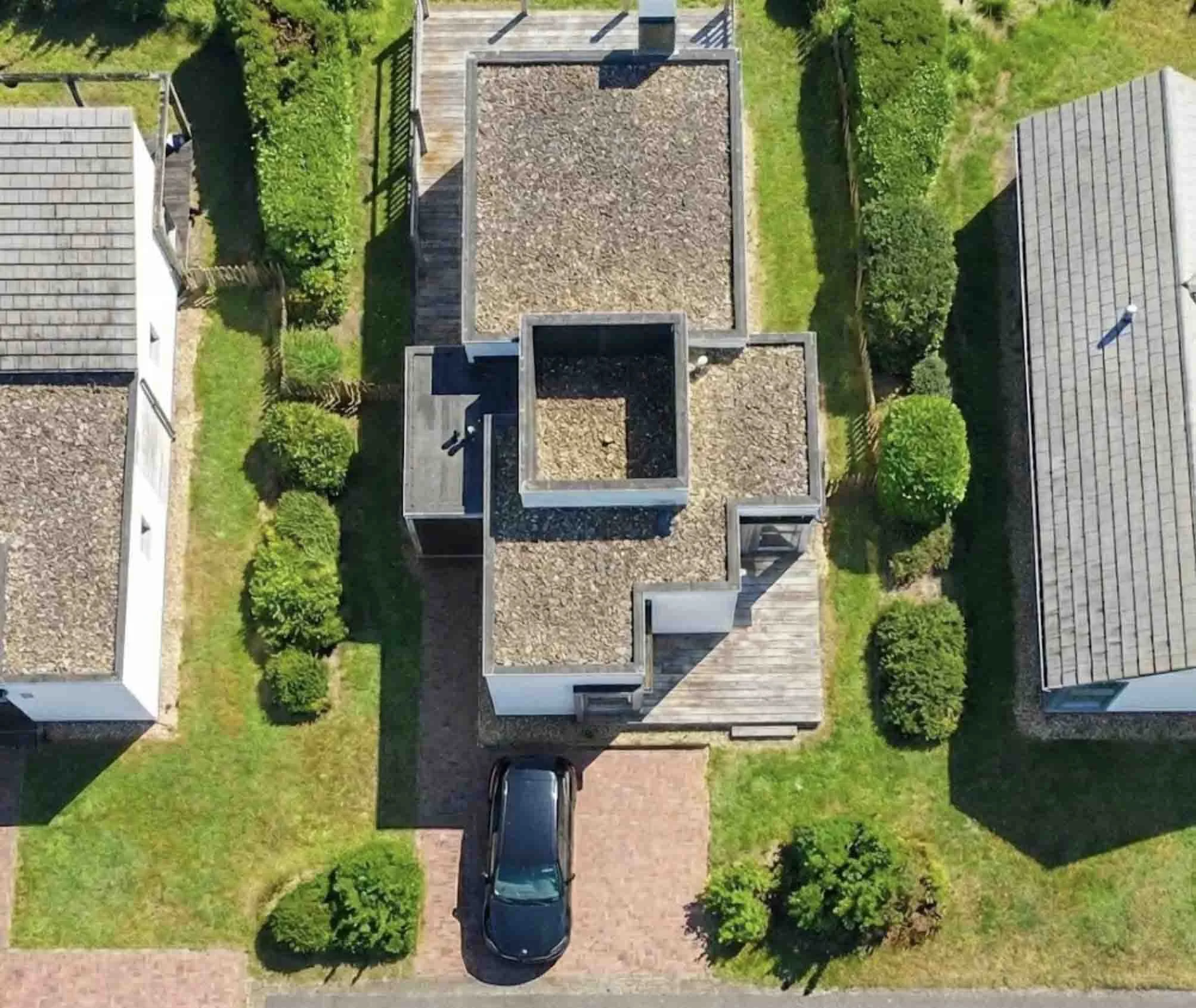 Foto der Oberseite des Ferienhauses, aufgenommen mit einer Drohne.