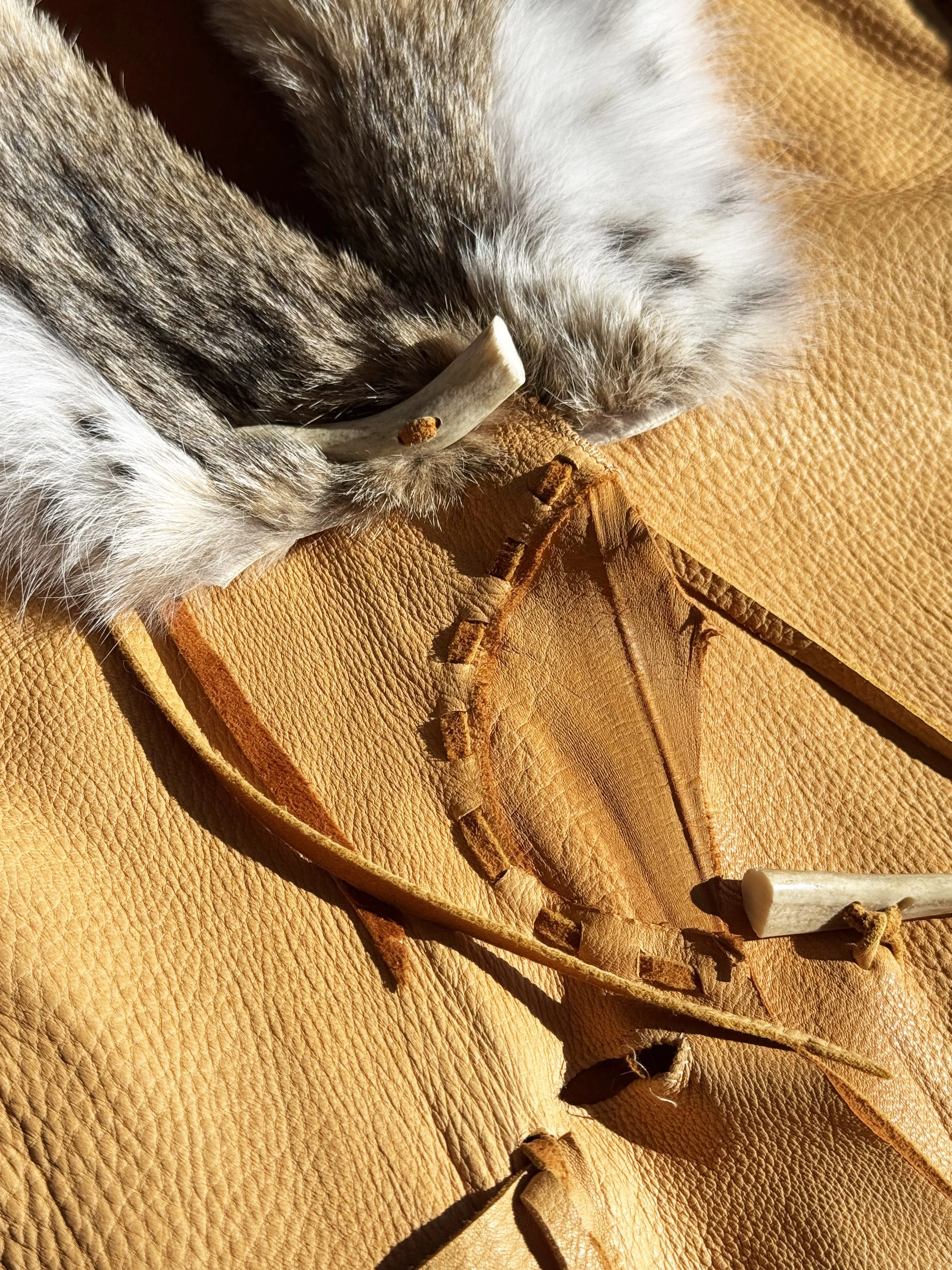 VEST_Buckskin Bobcat Fur_251130_004.jpg