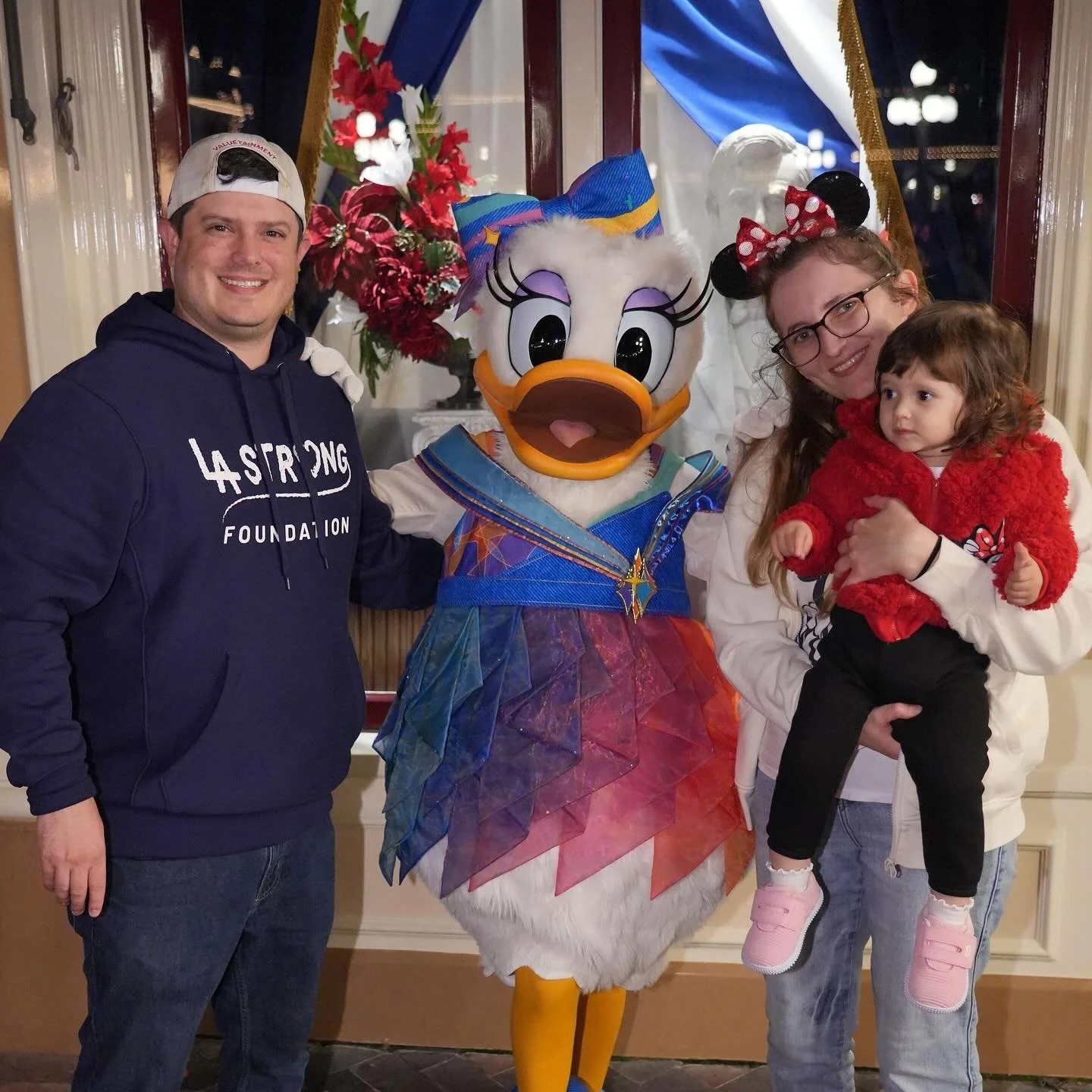Our amazing business partner Stephen Wood from @avidlogistics taking a much needed and well deserved break with his family @disneyland 

And rocking the hoodie at the park. 

Thanks to you, Patrick and your amazing team&rsquo;s work as our warehousin