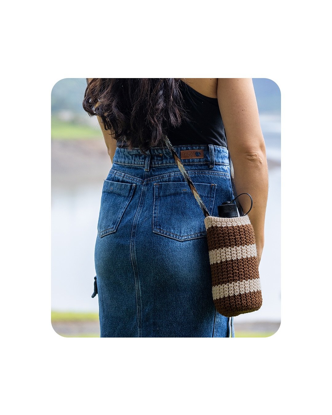 🤎 Mocha Groove 🤍

Shining in style with mocha vibes ☕️✨This handmade bottle holder blends warm coffe-inspired tones with functionality- perfect for your everyday life. 

#handmadeart #crocheted #madewithlove #adventure #crocheting #bottleholder #mo