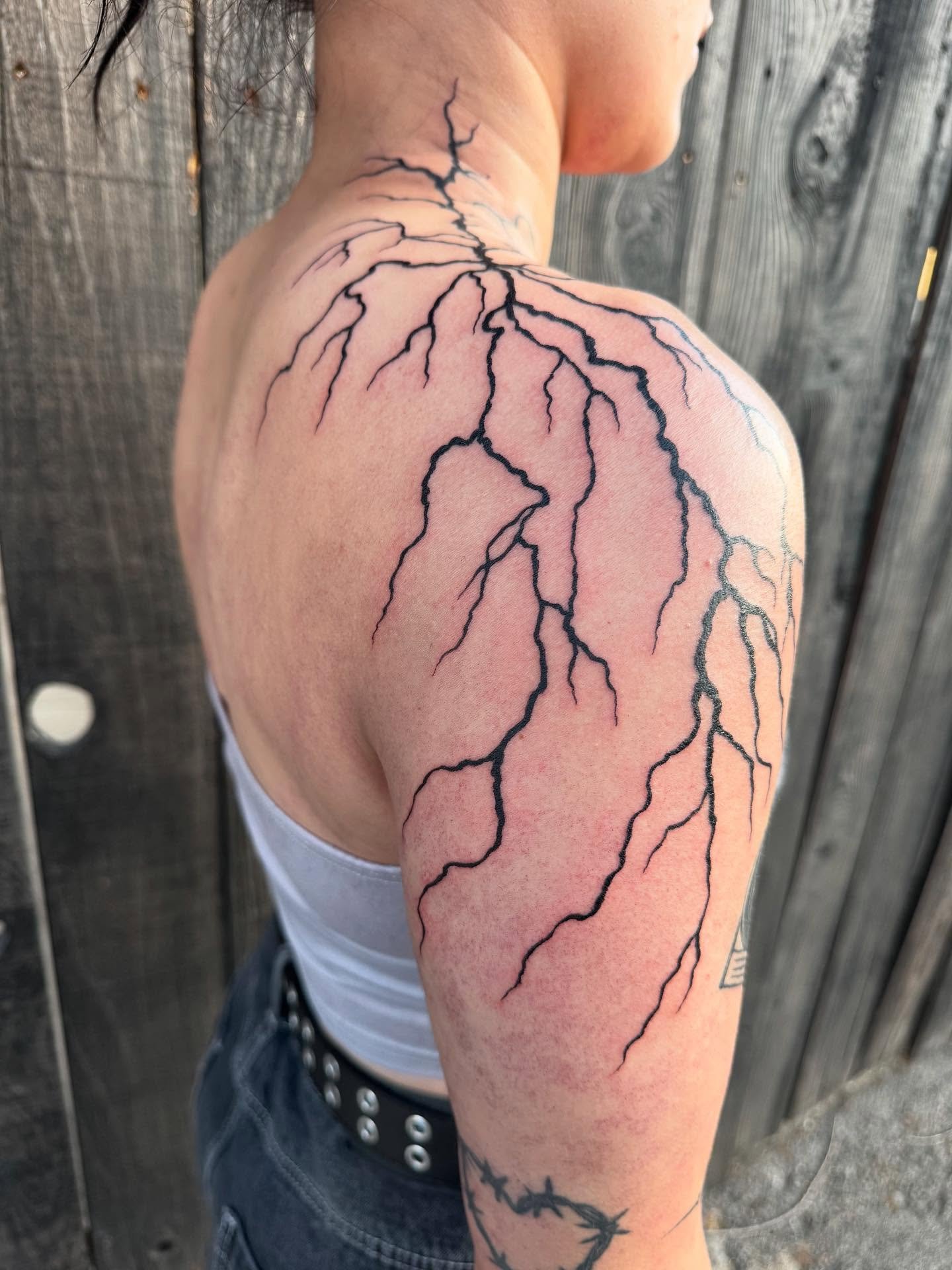 ⚡️ Black Lightning ⚡️
Now a part of @missmarielyss ‘s collection. It’s a joy to create for someone who brings such good energy to a session. We collaborated back and forth on where the lightning arched and traveled. The process was so or