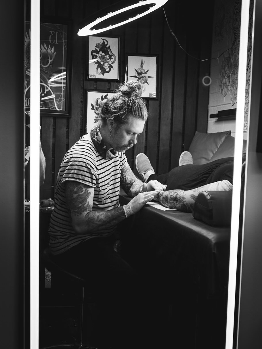 ✨Lay on Hands ✨
Some BTS candids of me from the ever so talented @nickjohnsonphoto at the @dirtnaptattoostudio / @eyos_organics flash event. My books are pretty open this month and I’ll be posting my travel schedule in my stories soon. If you e
