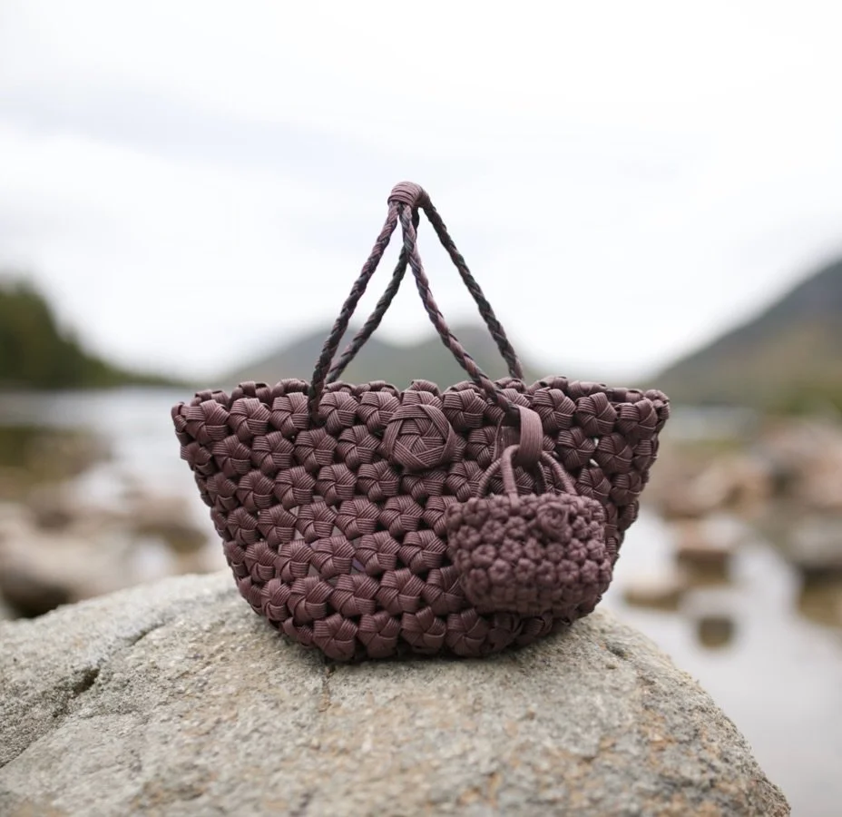 Not every piece belongs to a collection.
Some are simply born from the hands.

This small handbag features a hanamusubi flower knot.
Intricate, feminine, quietly strong.

Available by order only.
Limited. Intentional. Handwoven.

📩 Private inquiries