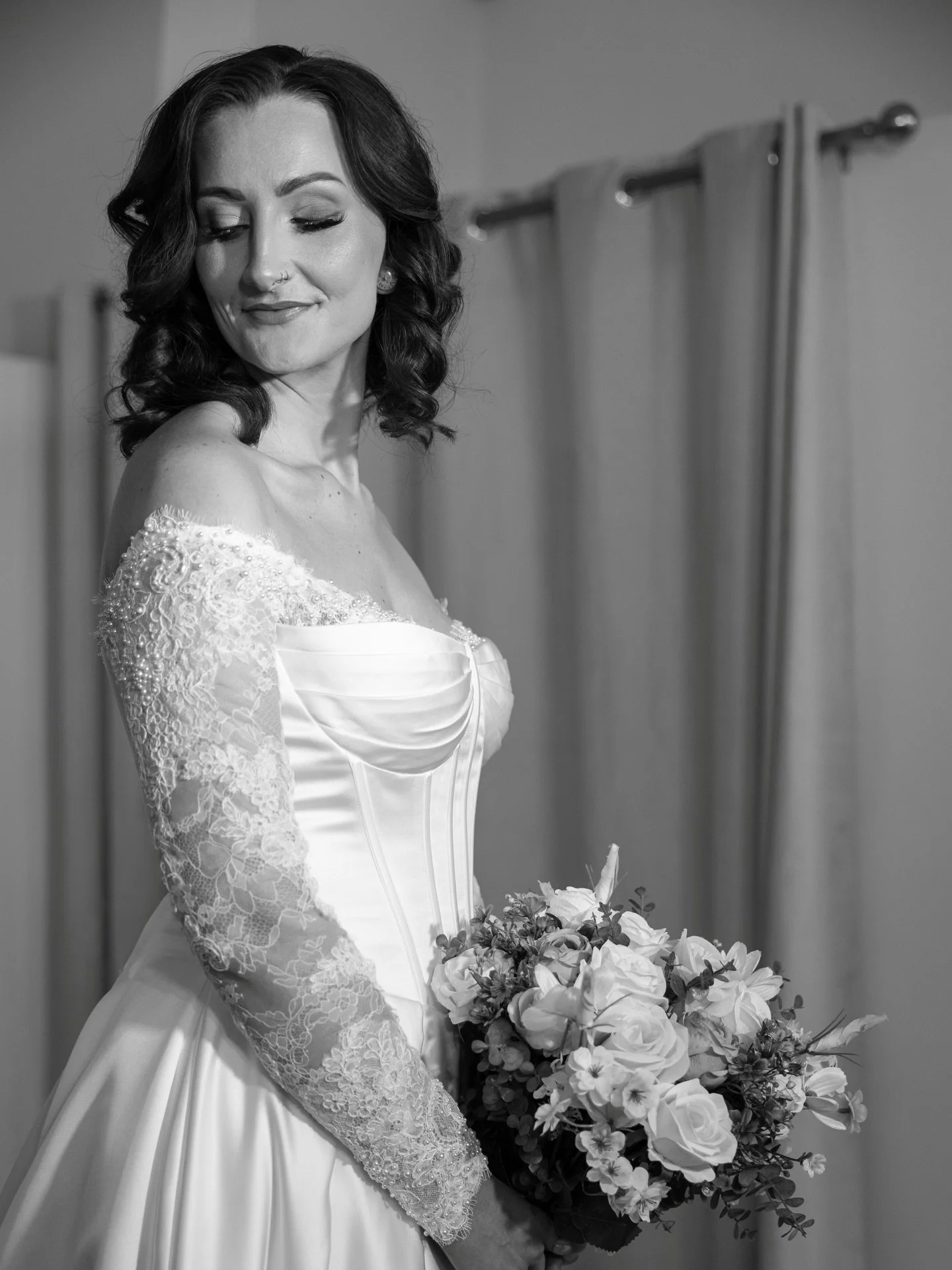 Black and white bridal portraits do hit differently. 

@ivyrosebridalboutiquekent8 
@welshy94 
@makeupbyshanni 
@lchairstylist 
@theglowjournaluk 

#bridalportraits #bridetobe #bride #weddingphotography #weddingportraits