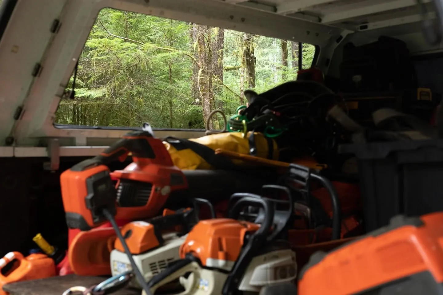 Working outside in January is always a roll of the dice. Last week we wrapped up this project and boy did we get lucky to roll more good days than bad. 

Here's a few shots from the better days. 🌲🌿🌱
