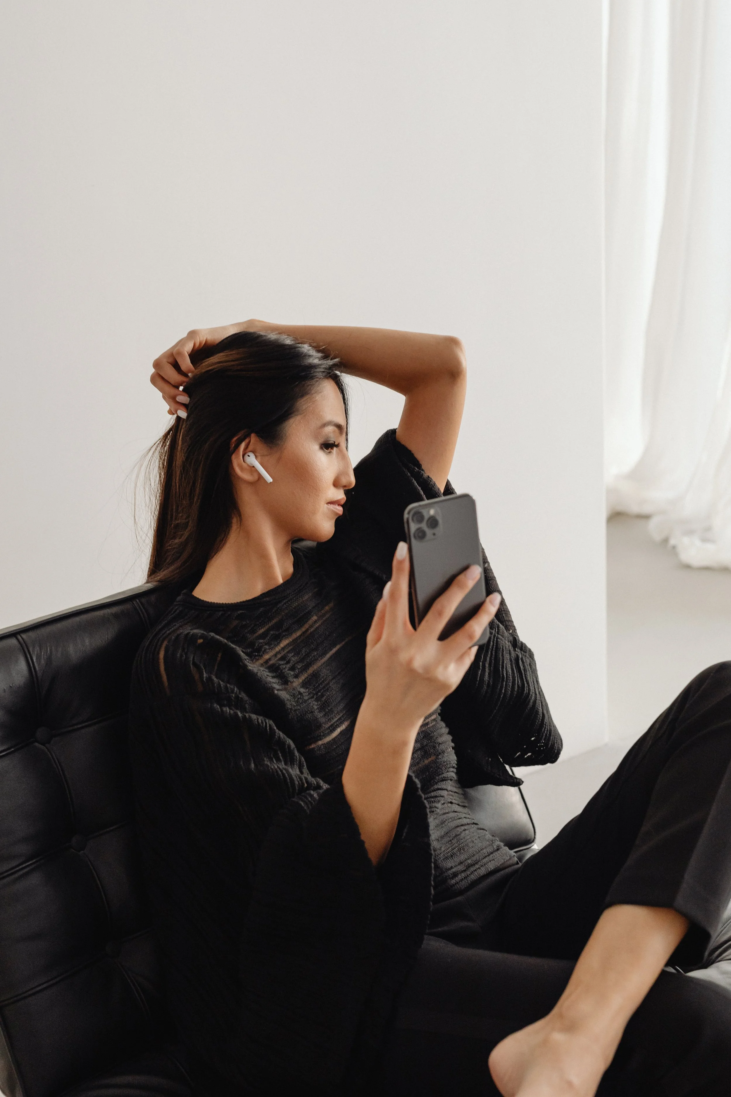 kaboompics_dark-classy-aesthetic-fashion-beautiful-asian-female-entrepreneur-in-black-suit-technology-and-devices-iphone-laptop-airpods-30025.jpg