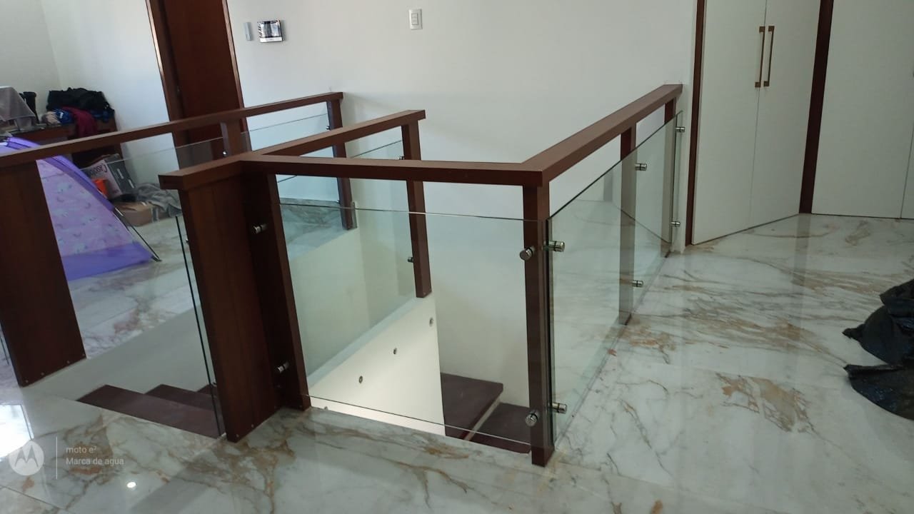 BARANDAL DE ALUMINIO Y TEMPLADO ACABADO MADERA