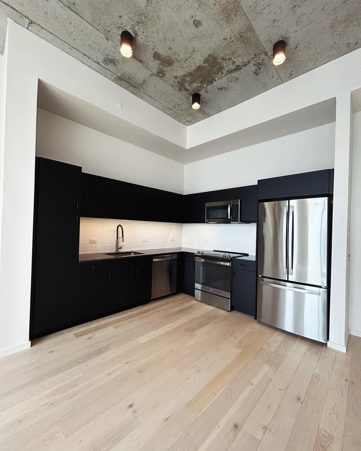 The Gulch // one bed // 659 sq ft 

$2,195 + 2 months free = $1,829 net effective rent
*availability and pricing change daily - message me for the most up to date info! 

Swipe to see the view from this 28th floor unit 😍 This one will go QUICK! Mess