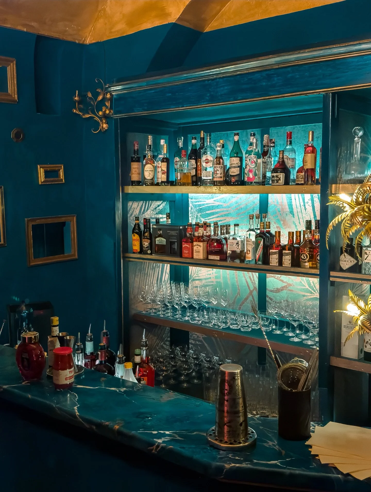 A new corner inside the walls: Giacomino&rsquo;s bar🍸
Hand-painted by @spinella_pianetti &amp; @valentinapianetti_ , the new bar of Calcione is finally ready ⚡️