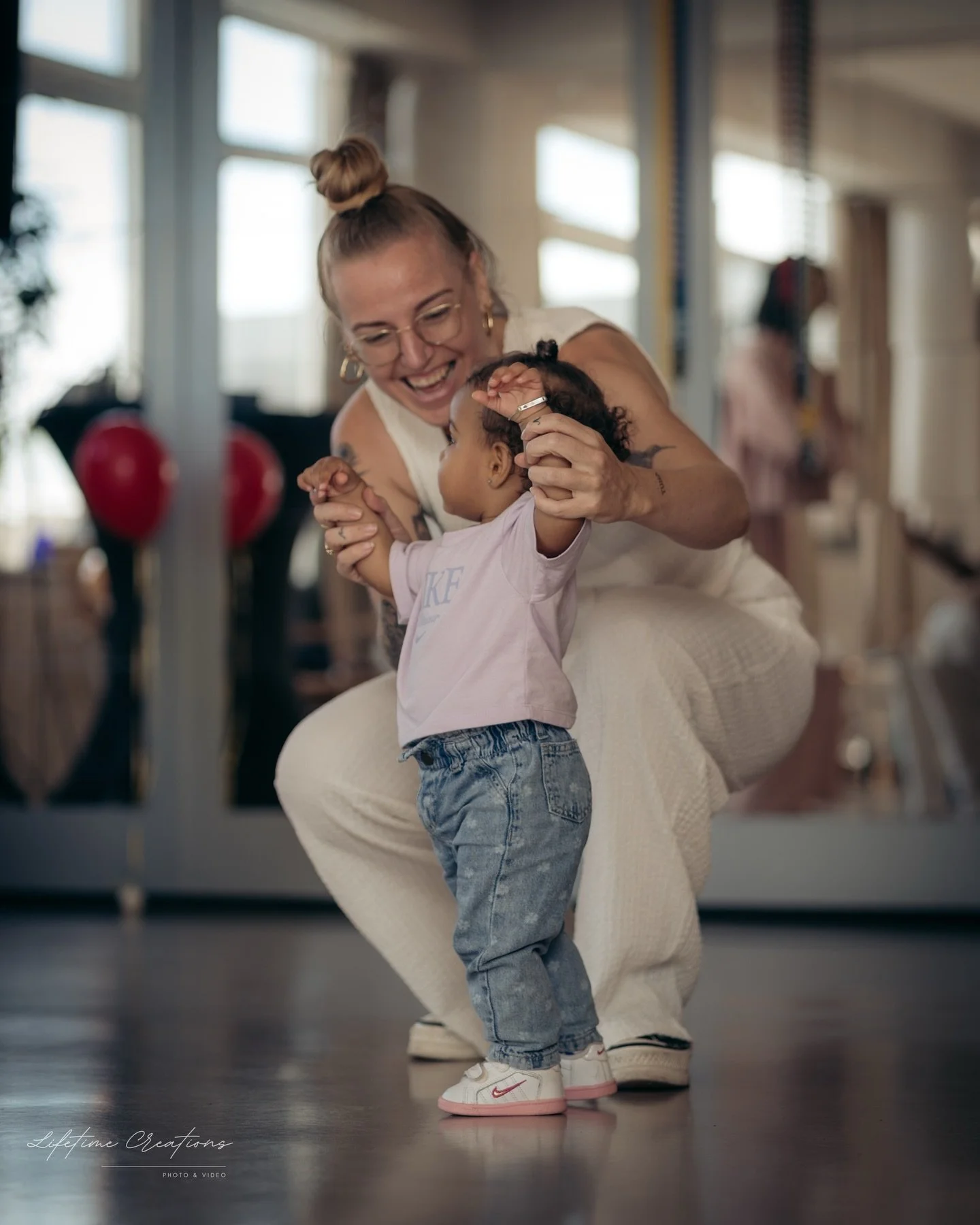 Dans met je kind&rsquo; 🎉

Samen bewegen, lachen en verbinden. 💫
Tijdens de &lsquo;Dans met je kind&rsquo; workshop ontdekken ouder en kind hoe leuk het is om samen te zijn.
Geen pasjes die perfect moeten, puur plezier, contact en samen in het mome