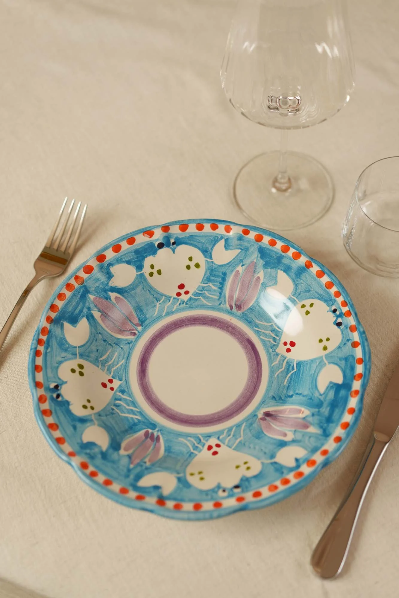 Håndmalt italiensk keramikktallerken med personlig design fra Amalfi