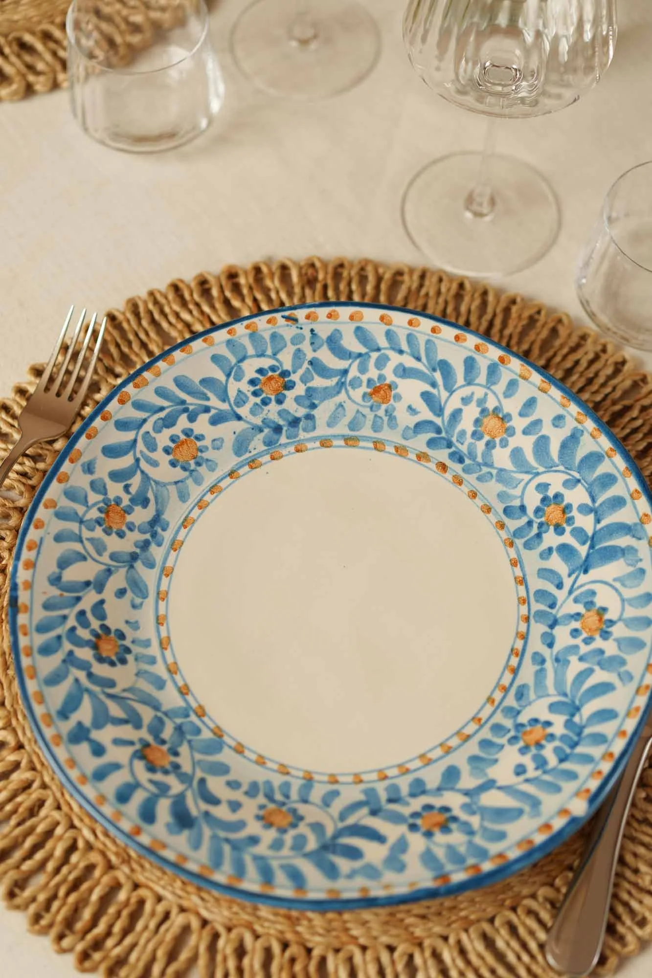 Håndmalt italiensk keramikktallerken med personlig design fra Amalfi