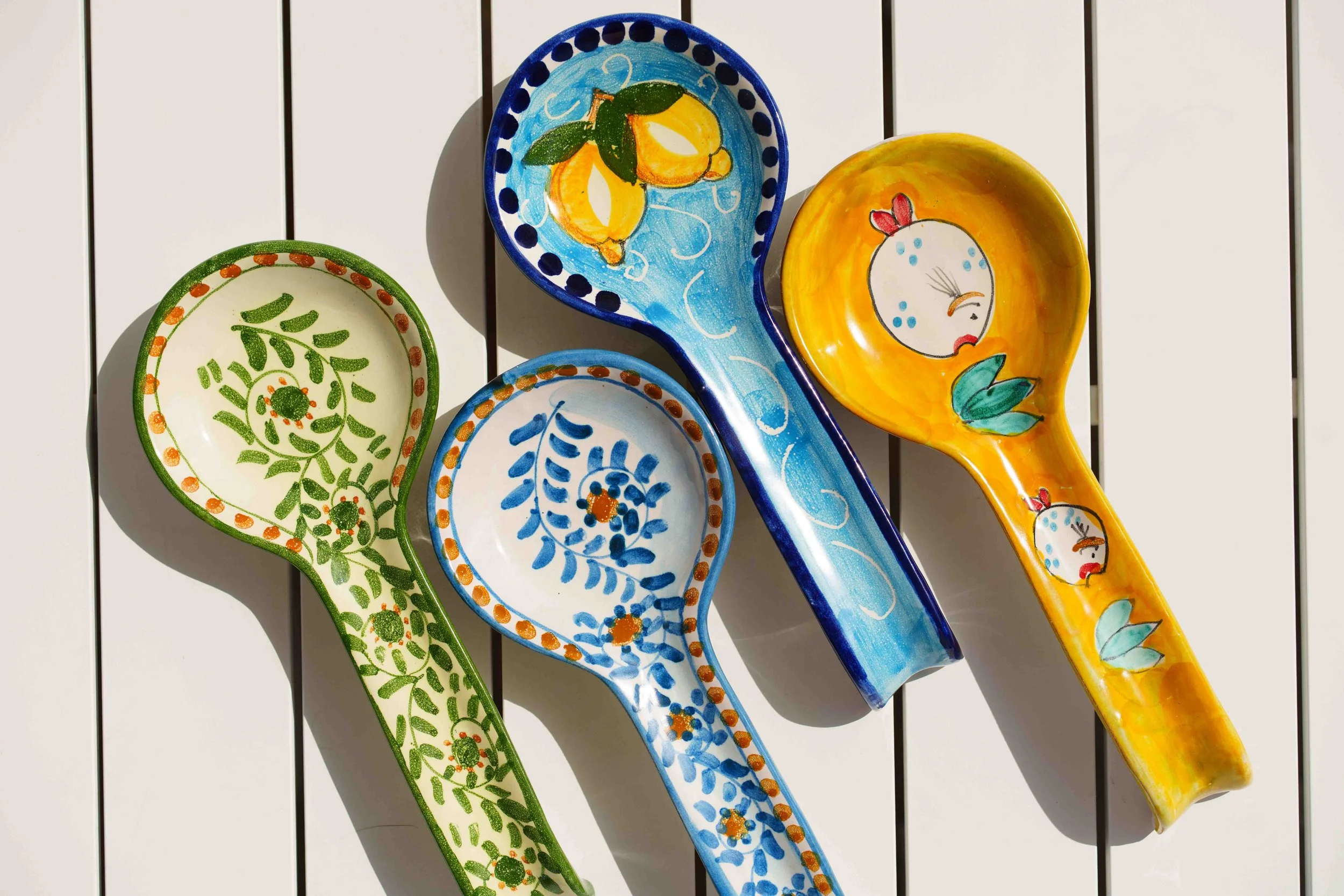 Håndmalt italiensk keramikktallerken med personlig design fra Amalfi