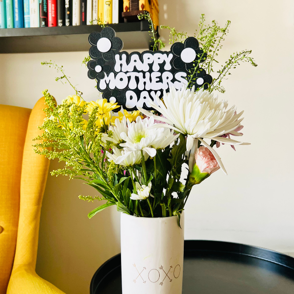 Mothers day cake topper in a pretty bouquet of flowers.png