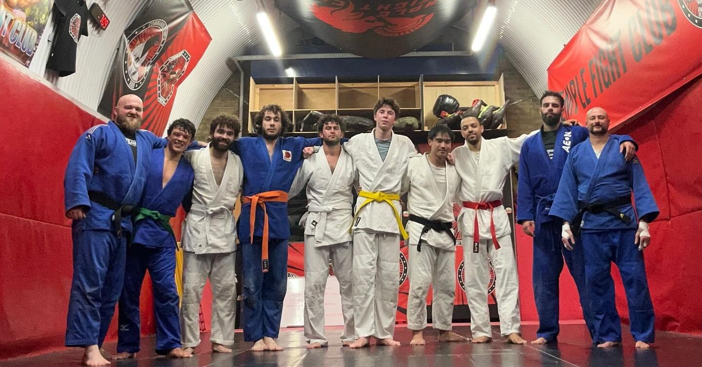 Smaller classes mean more focus on you! Our Tatami's limited size ensures every Judoka gets top-notch coaching. Technique Analysis ✅ Competition Conditioning ✅ Personalized attention ✅ Try Judo with us @commandotemplejudo!