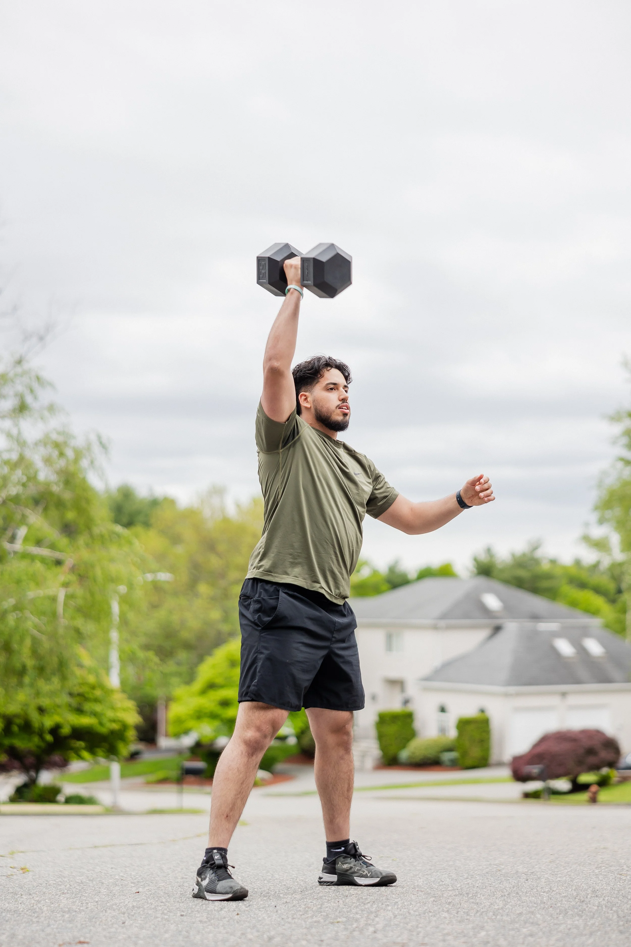 CrossFit athletes receiving supportive coaching to improve fitness and mental performance in a group session
