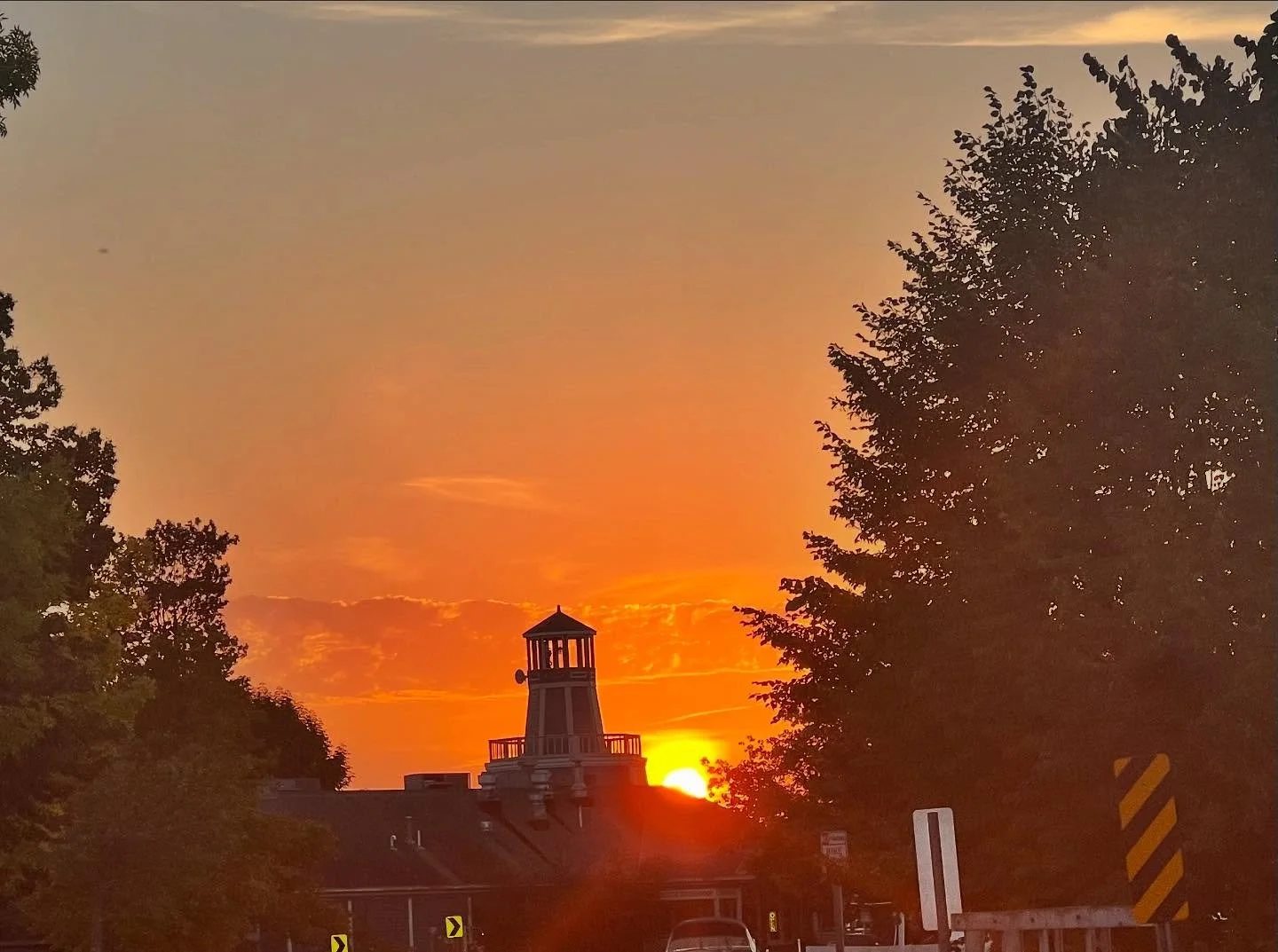 Start your week off right with buttery crab &amp; a beautiful sunset!! Grab your loved one, friends or neighbors&hellip;or forget about them and treat yourself!!! Cheers 🍻 

Eat the crab, don&rsquo;t be the crab! 🦀