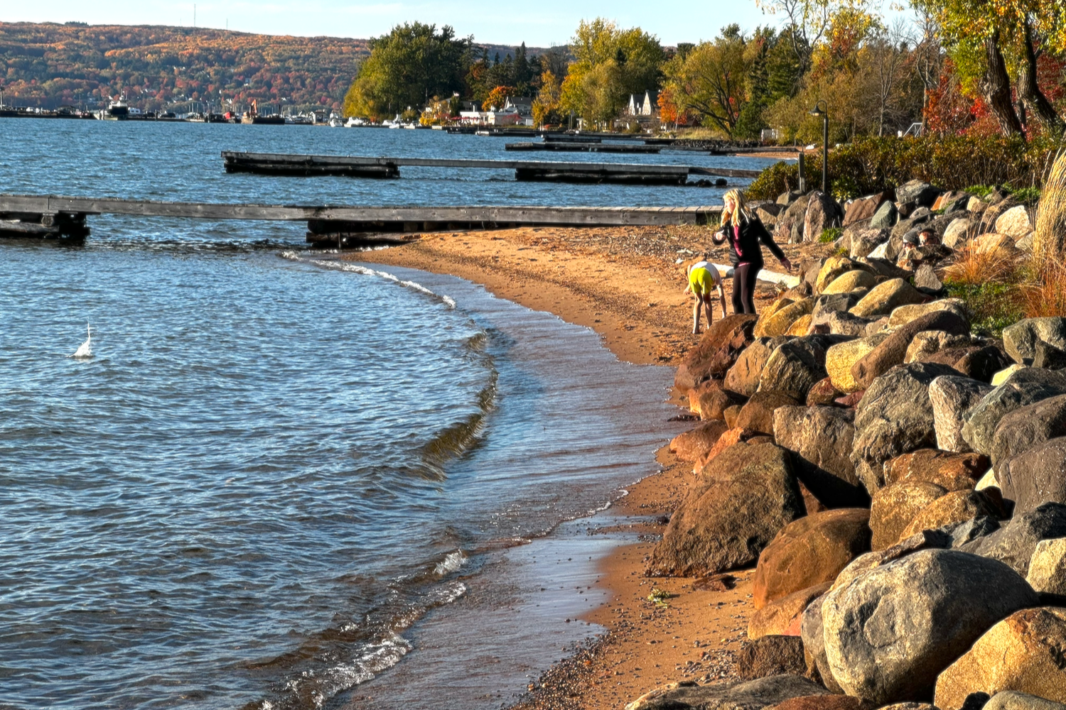 Pub+beach+in+autumn+la+pointe+background.png