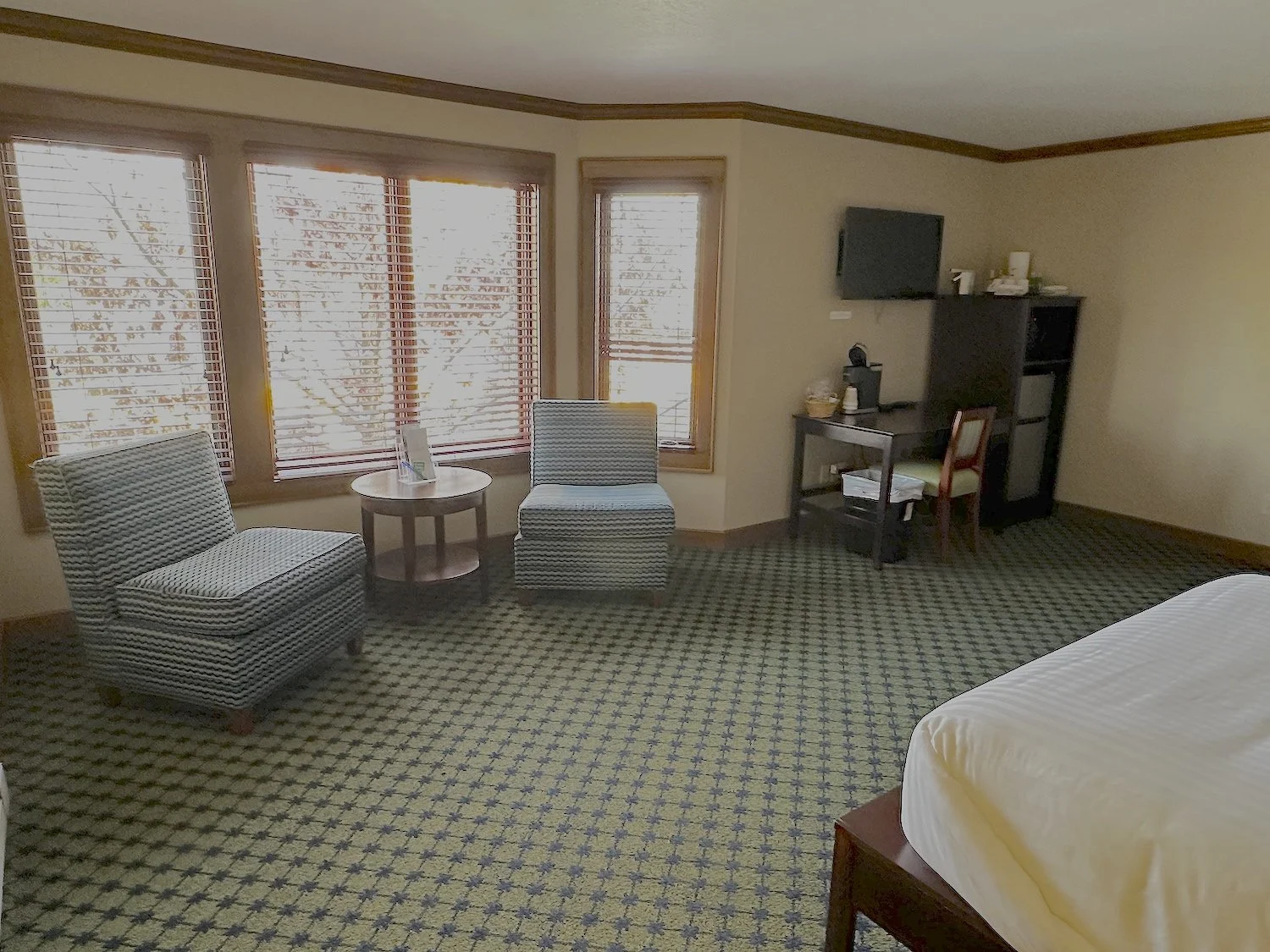 Sitting area and desk.jpg