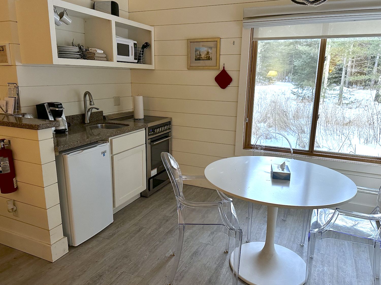 kitchenette dining.png