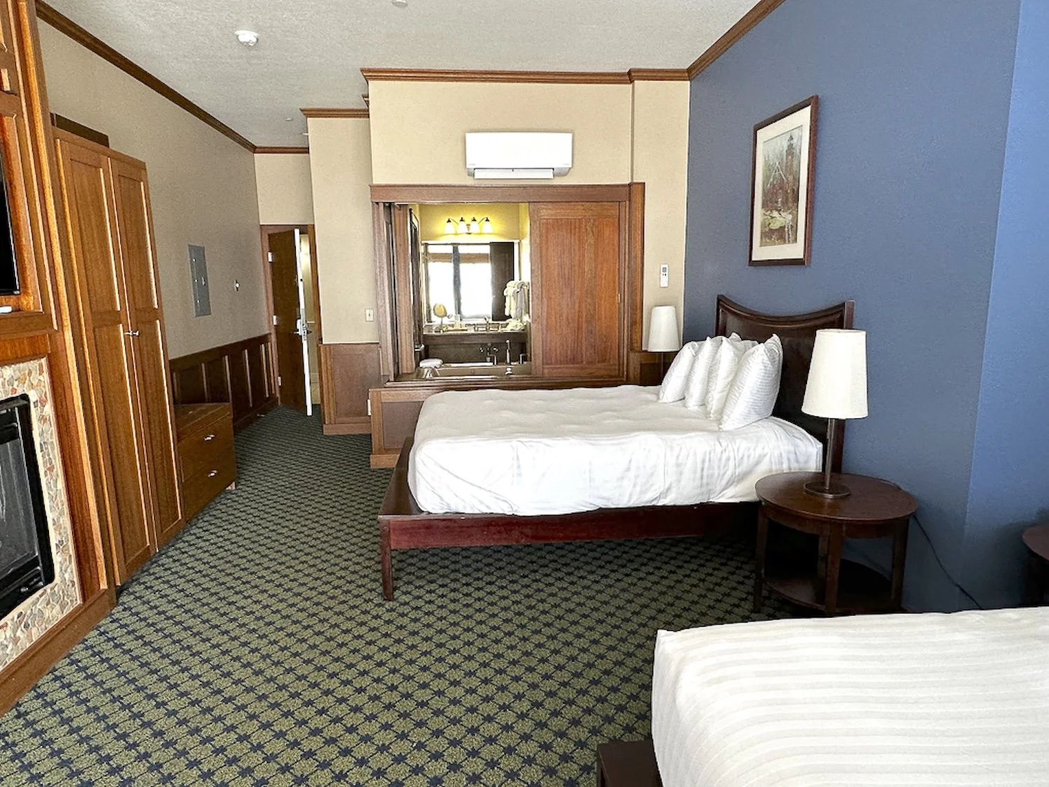 Room 401 toward bath.jpg