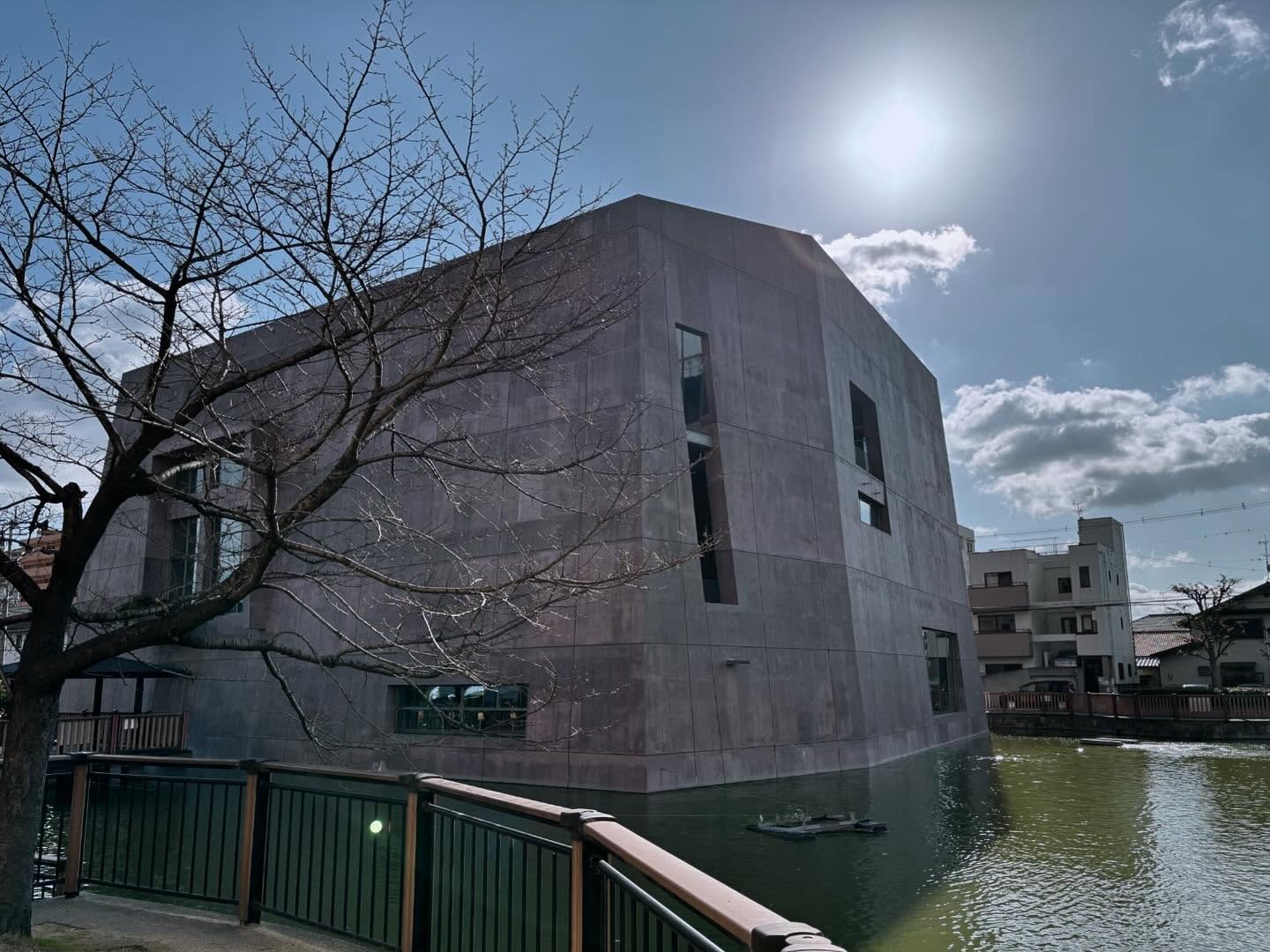 犬と2人（1匹と1人）延岡への車旅 その７。読書の森（MARU。architecture）
BCS賞とった割にはあまり感動がなかったな。という印象。でもRC造って大変だよね。。。
#宮崎 #延岡 #建築 #建築家 #建築探訪