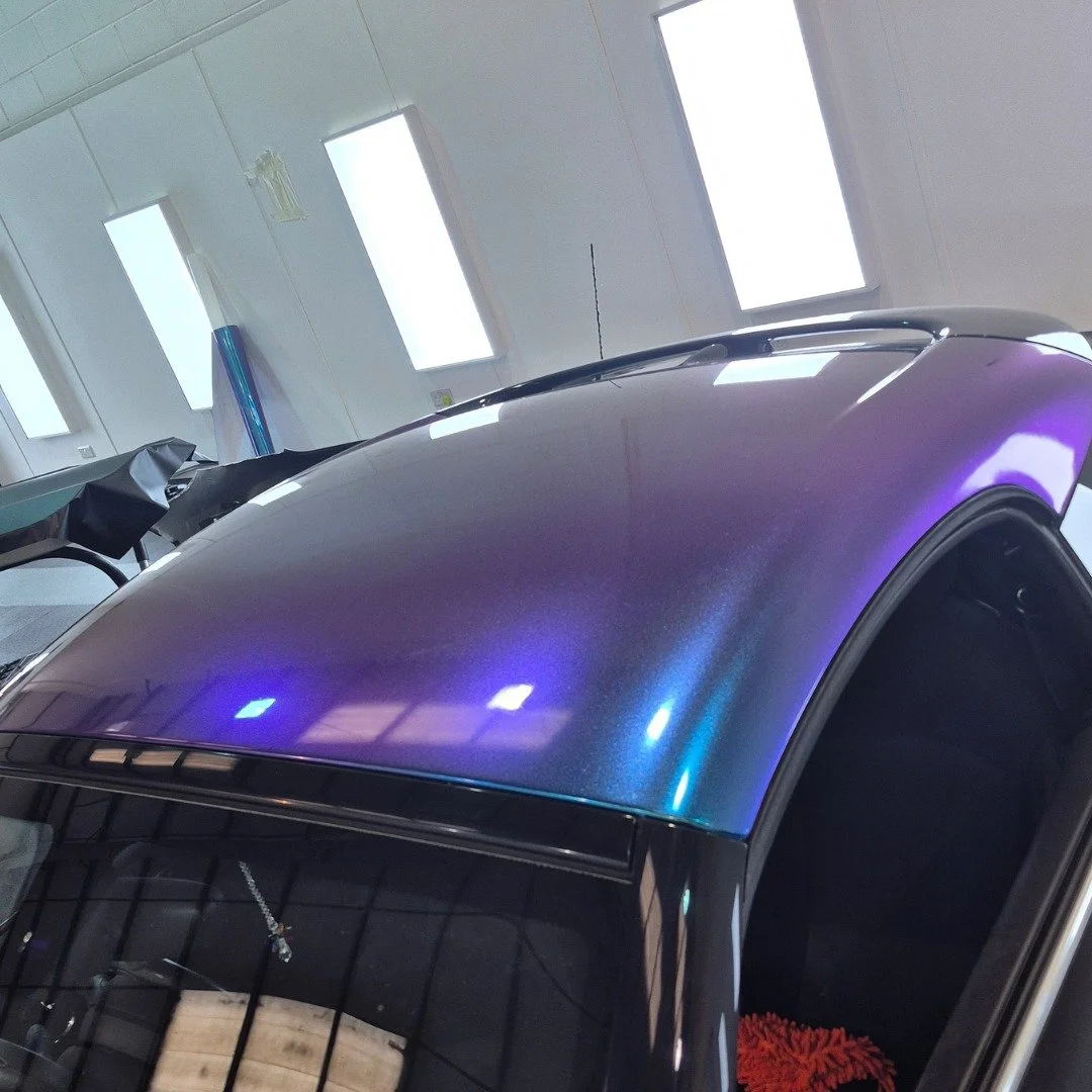 This Mini came in for a wrap removal (previous one not done by us) and a fresh rewrap on the roof, bonnet scoop and wing mirrors in Teckwrap Purple-Blue Colour Shift 💜💙
Definitely an upgrade if you ask us — that colour shift looks unreal in