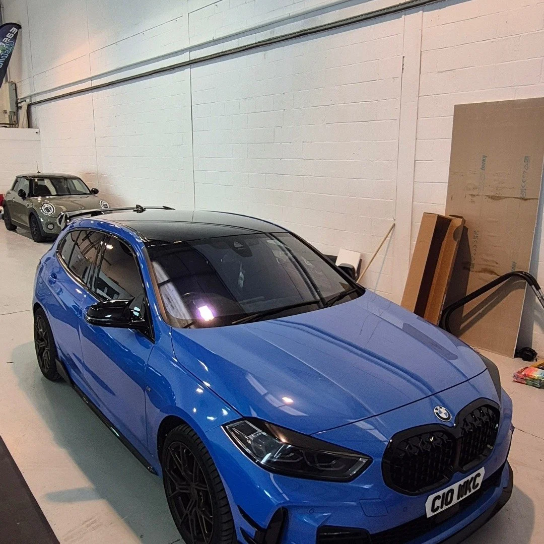 This 1 Series knew exactly where to come when it was time for a roof wrap 👌

They went for a gloss black roof, perfectly tying in with the rest of the car &mdash; the icing on the cake for an already clean build 🔥