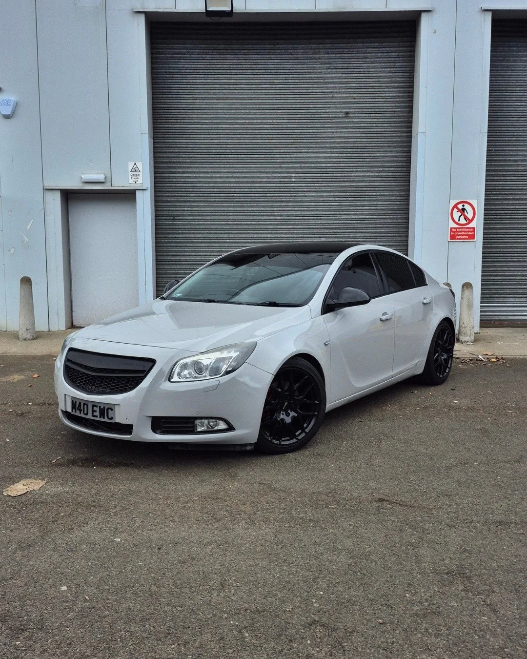 This Vauxhall Insignia came all the way from Newcastle just to have the work done by us! 🙌

We gave it a full Nardo Grey wrap with the roof and mirrors in gloss black, and the transformation is unreal 😍

The client was absolutely over the moon with