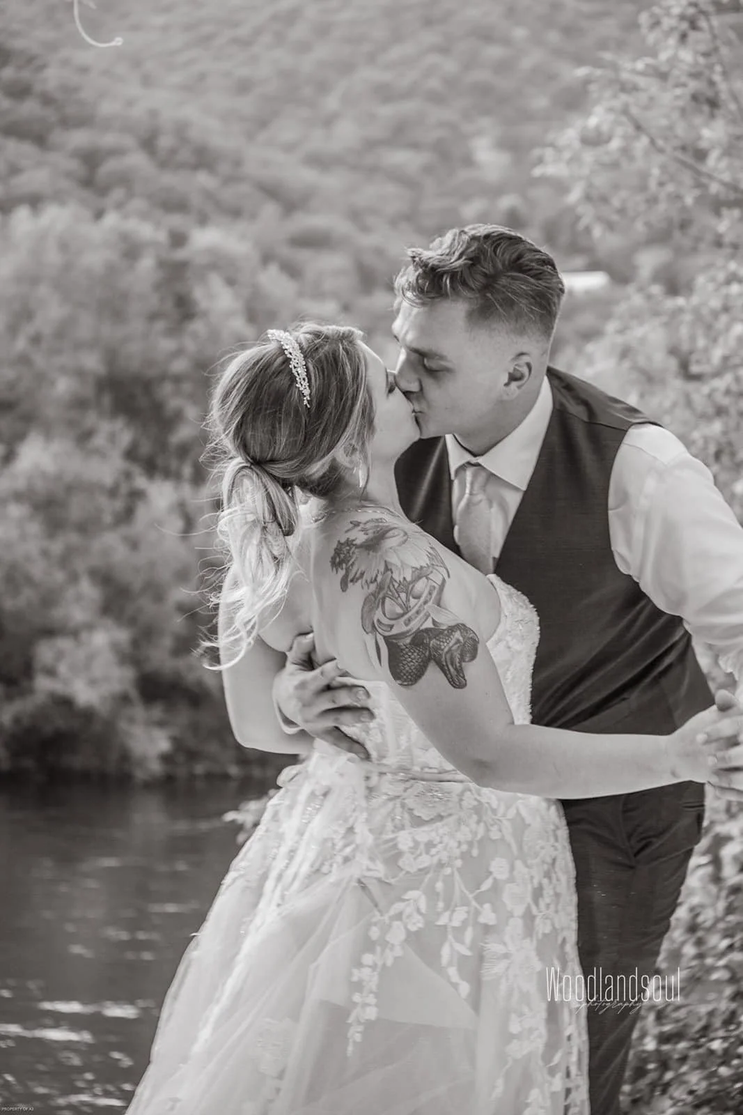 oregon-wedding-couple-forest.jpg