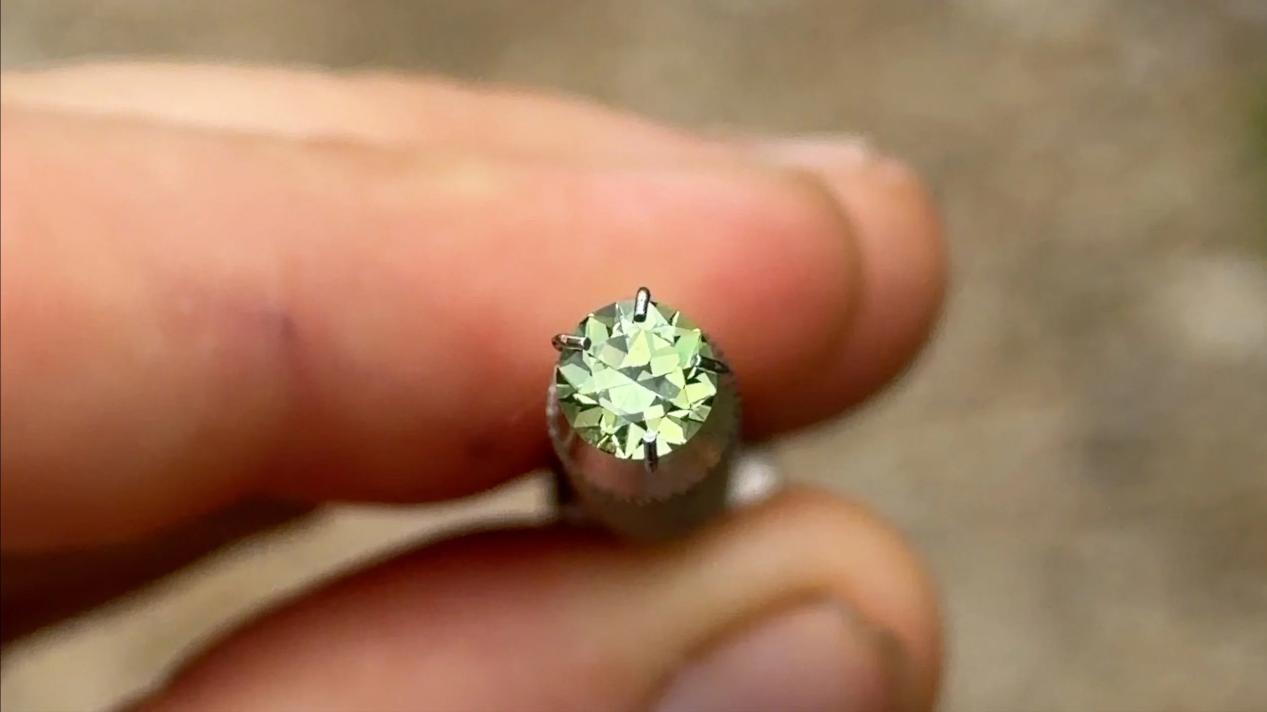 0.75 ct round brigth pati sapphire