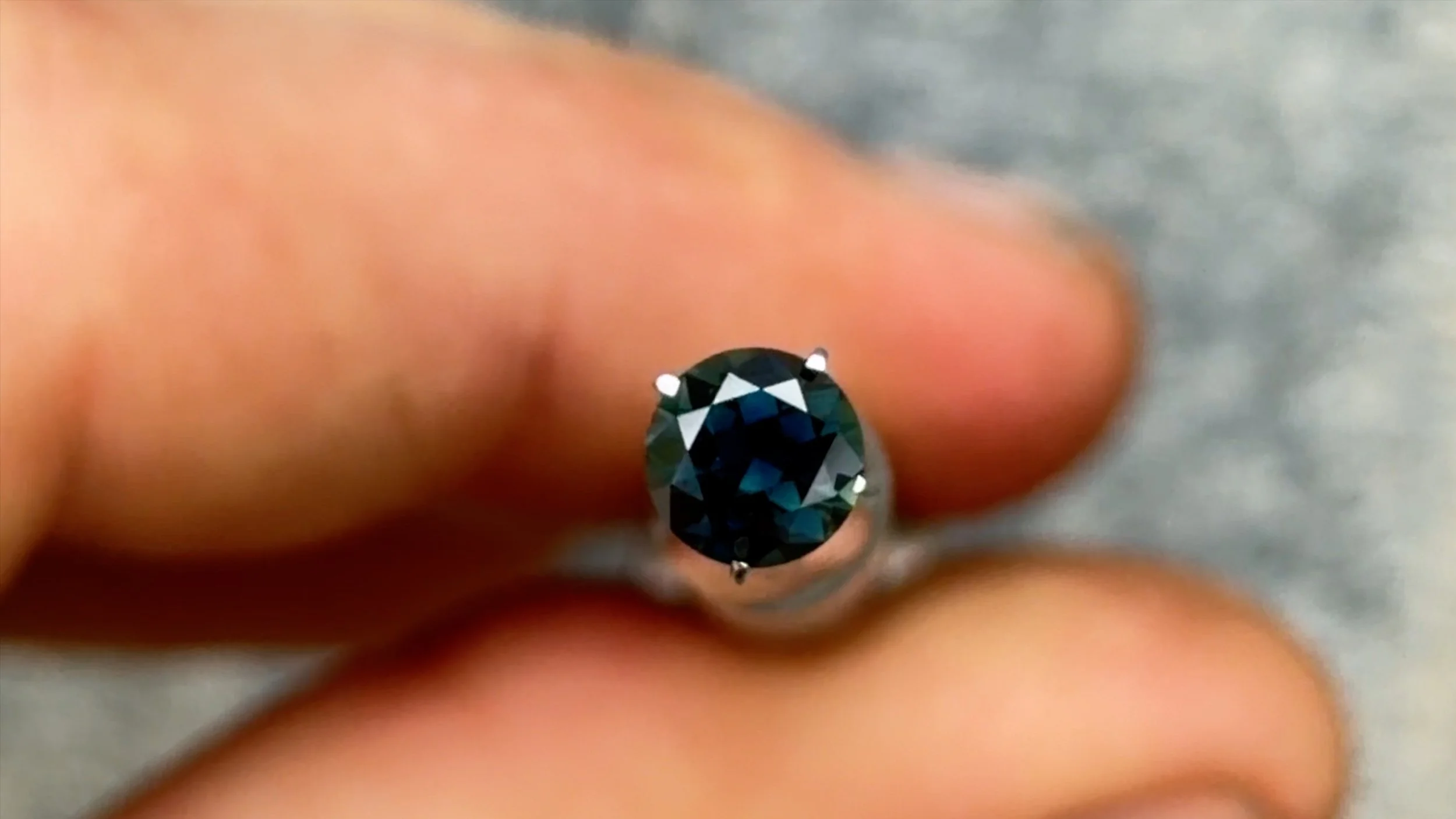 1.03 ct round blue sapphire