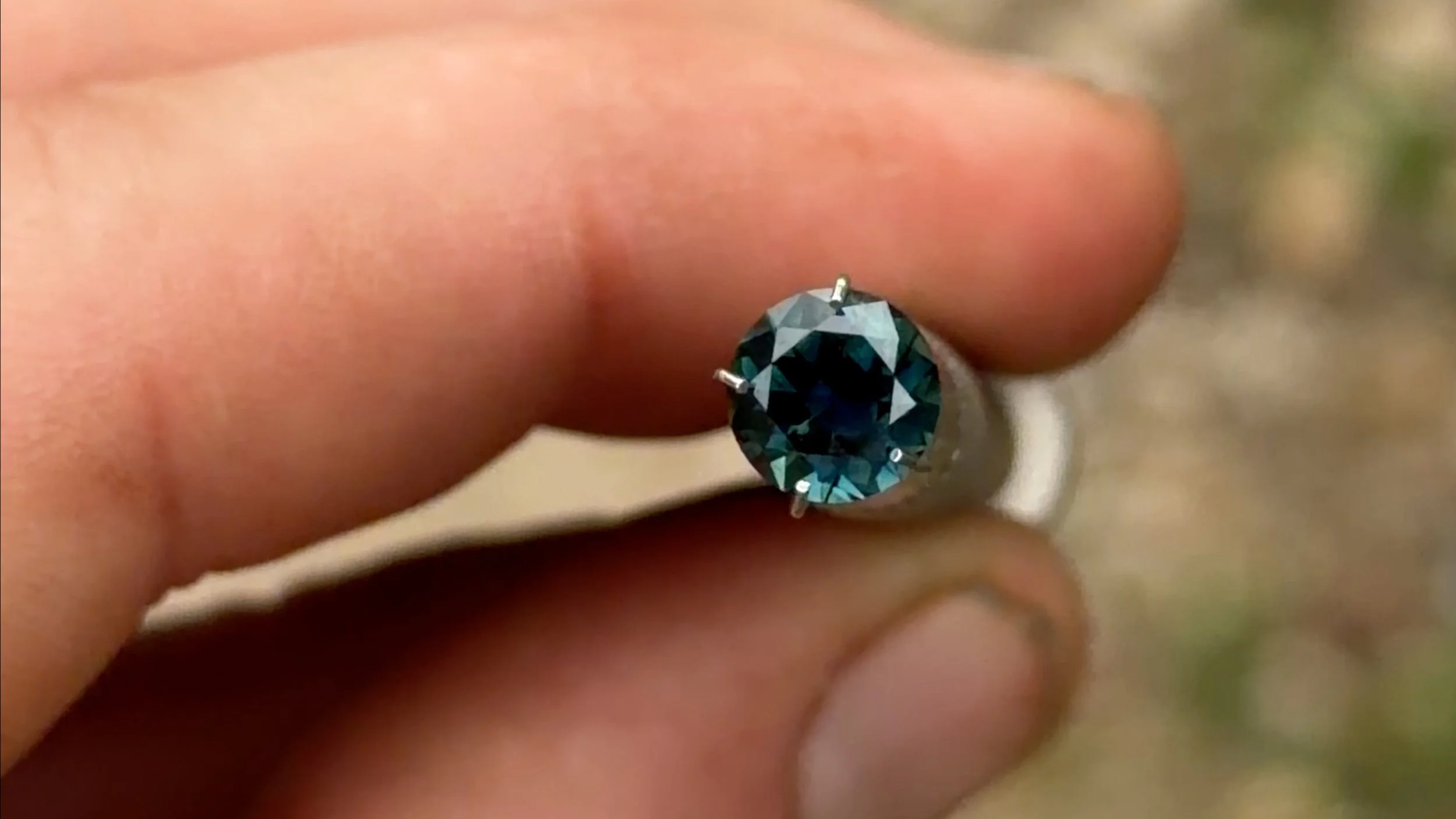 1.13 ct round blue sapphire