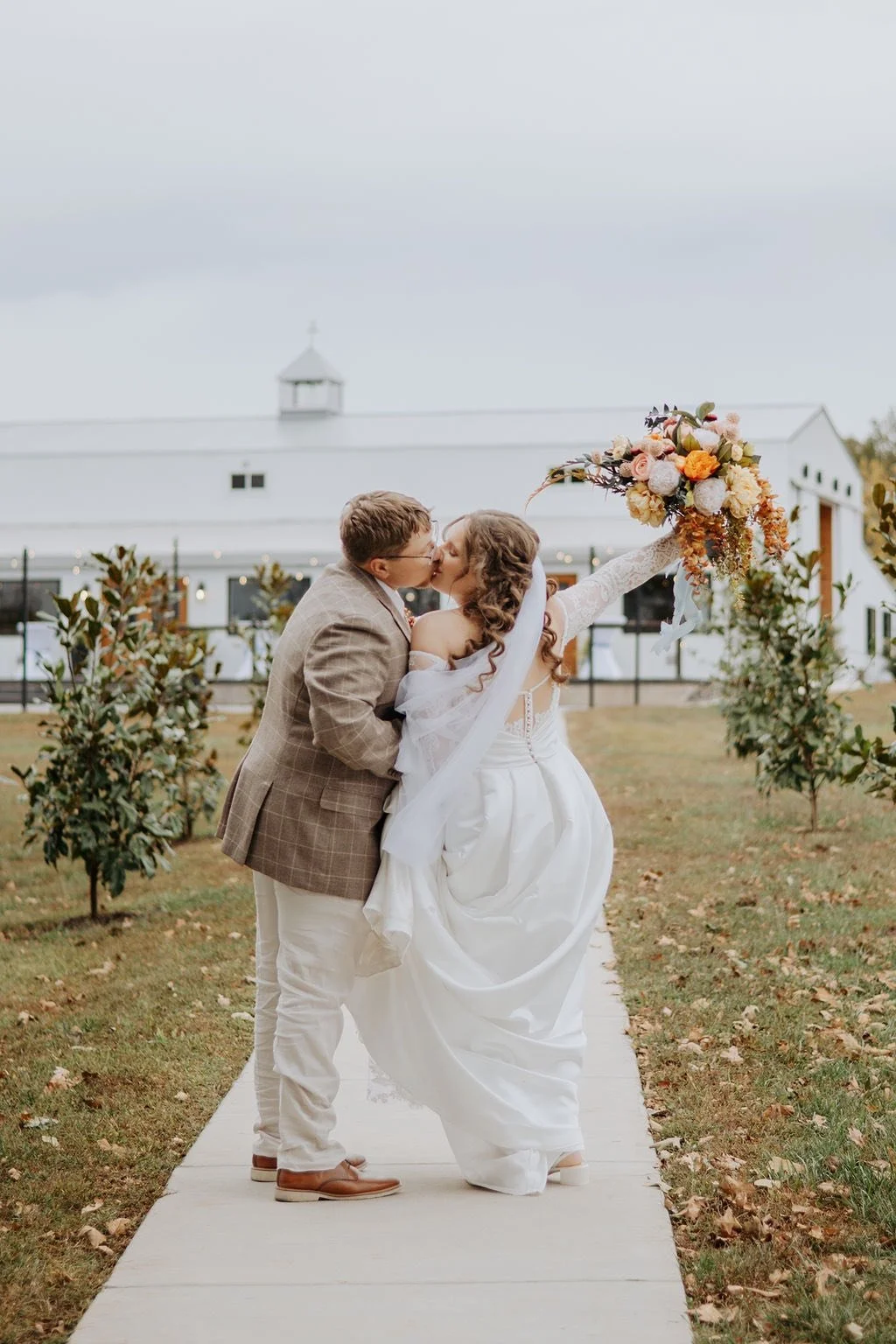 couple kiss photo ideas at Berkshire Ridge wedding venue in the fall HJP Photographie.jpg