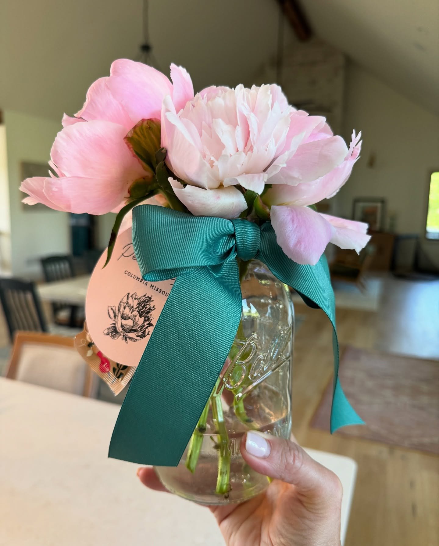 Pink peony club! Week 2 of subscriptions went out, and this is so much fun seeing you guys again, and making these sweet arrangements. 🎀

#pinkpeonyclub #columbiamo #peonysubscriptions