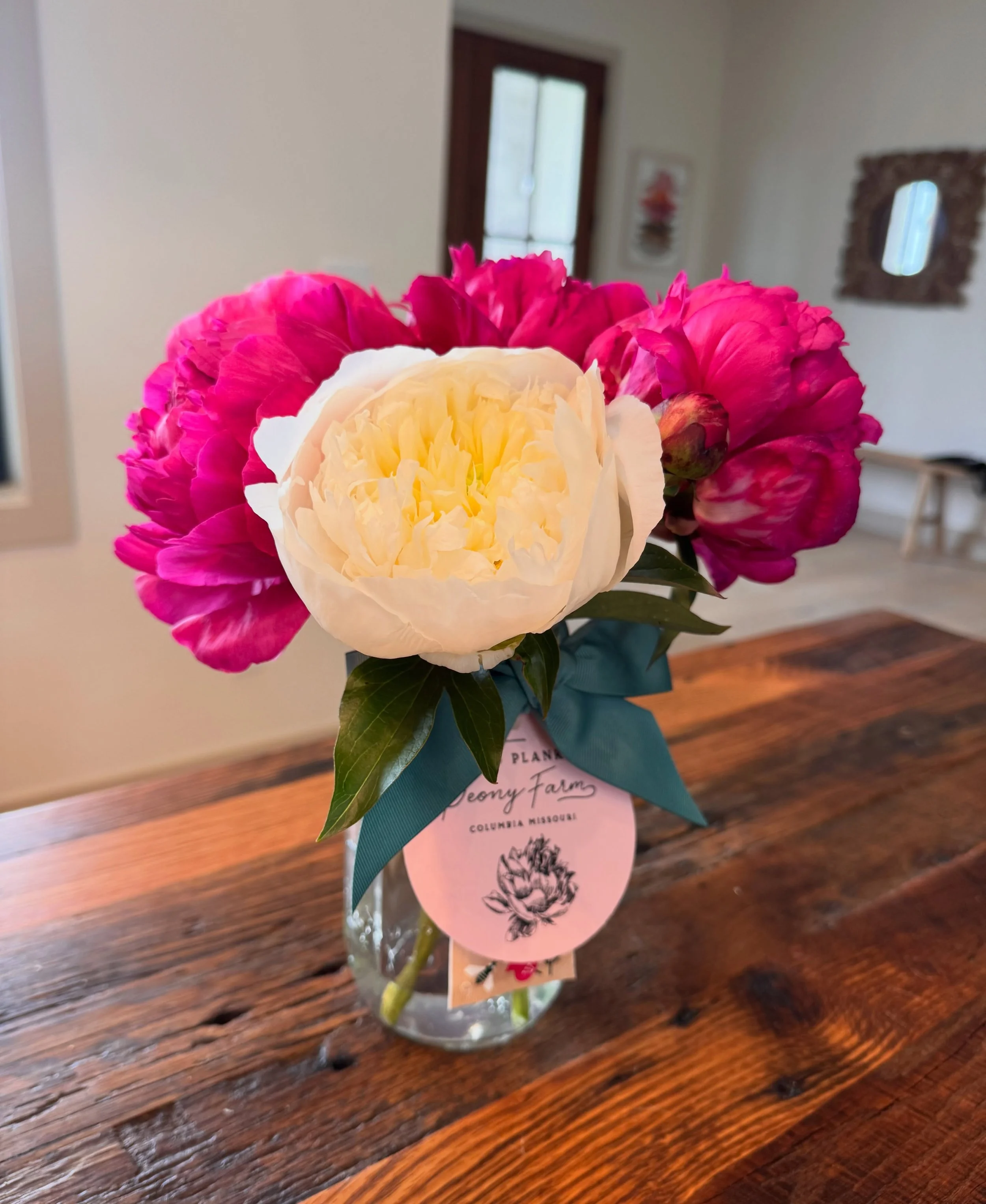 🌸🚨 It&rsquo;s Mothers Day peony pickup day, and I have 4 extra mason jar bouquets, if you&rsquo;d like one, send me a DM! $34 Must pick up today or tomorrow!! 

Your mother will love it!!

#columbiamo