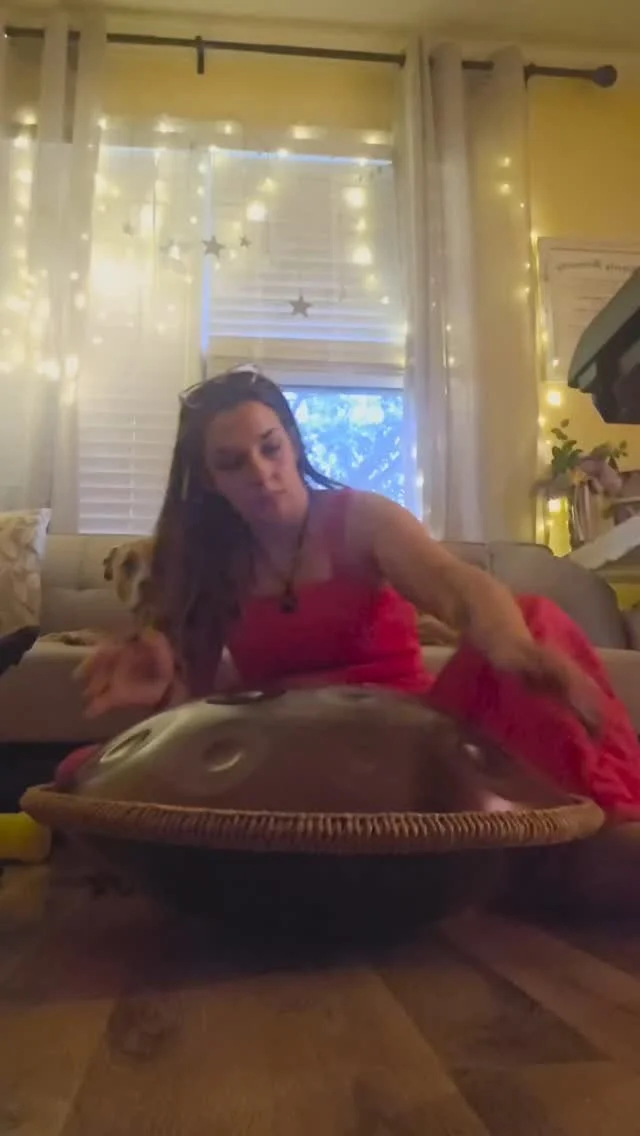 Playing around with my newest instrument - don't come for me! I haven't played a drum in like 20 years 🤣 nothing else I play right now requires counting or rhythm so I've got a lot of practicing to catch up on 🤣🤣 I've never played a handpan before
