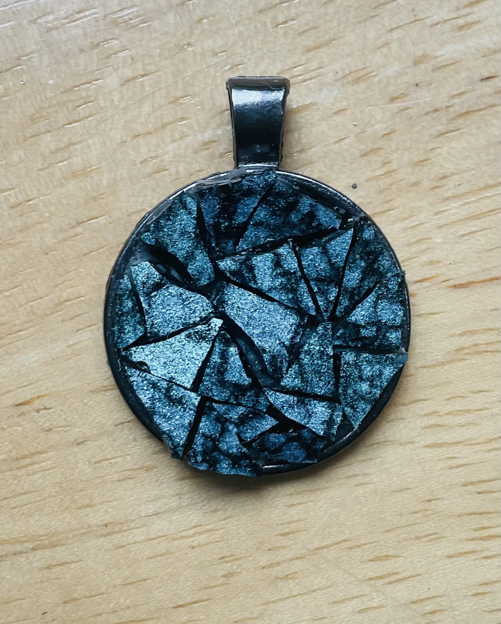 Metal pendant 20 mm filled with metallic smalti.