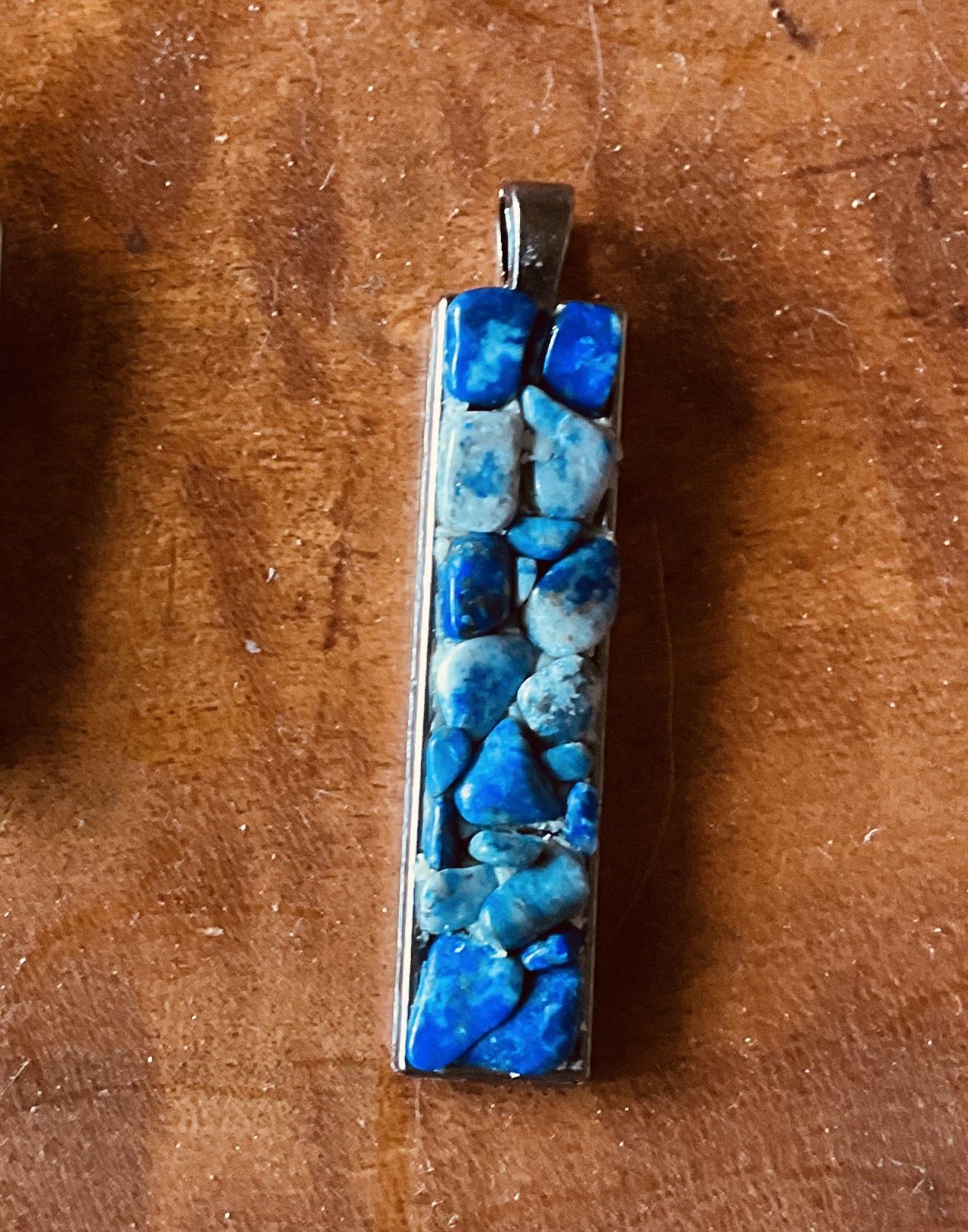 Metal pendant 50x12mm filled with tanzanite pebbles