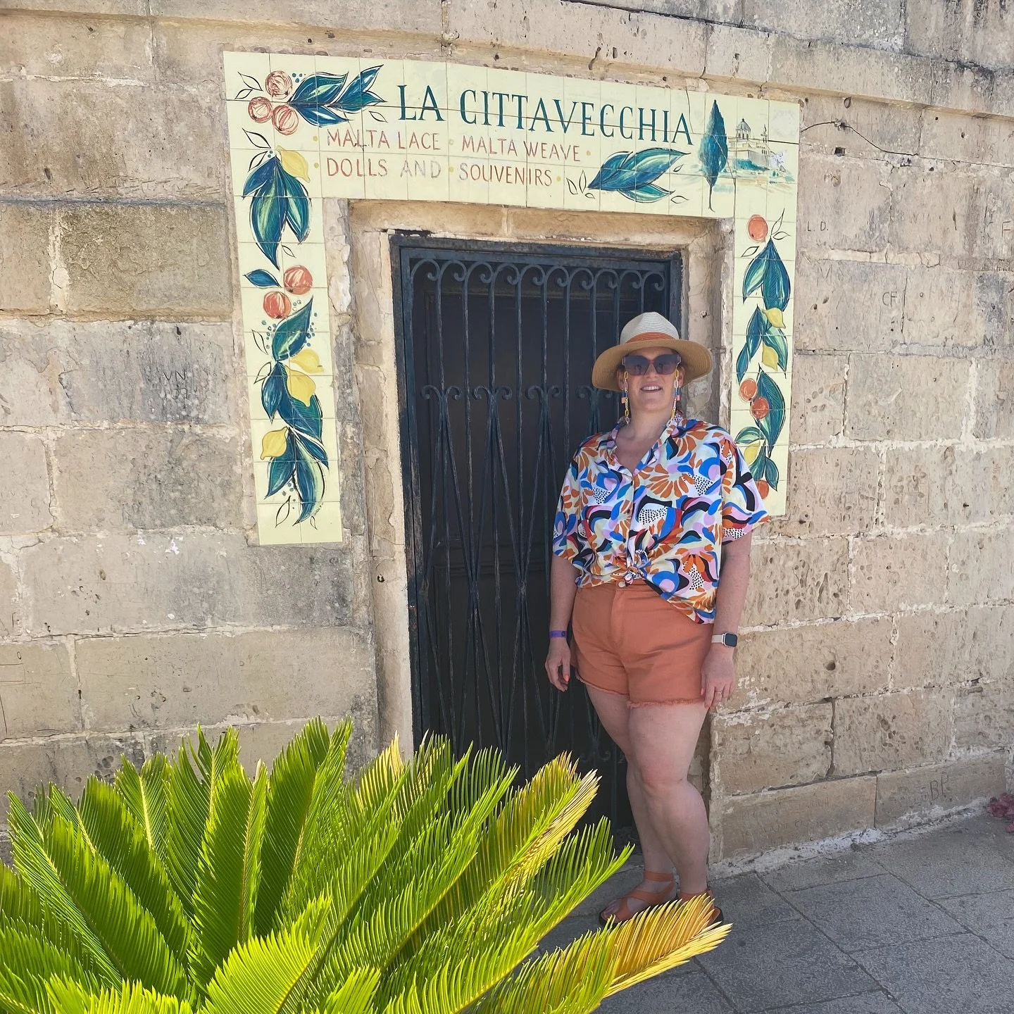 Freutag! 🍋✨ Heute feiern wir den Tag des Zitronensafts &ndash; und was passt besser dazu als ein sonniger Gru&szlig; aus Mdina (Malta)? 🌞 Das Bild stammt aus dem Urlaub, dieses Jahr im Juni. 

Zitronen stehen f&uuml;r Frische, Energie und &bdquo;sa