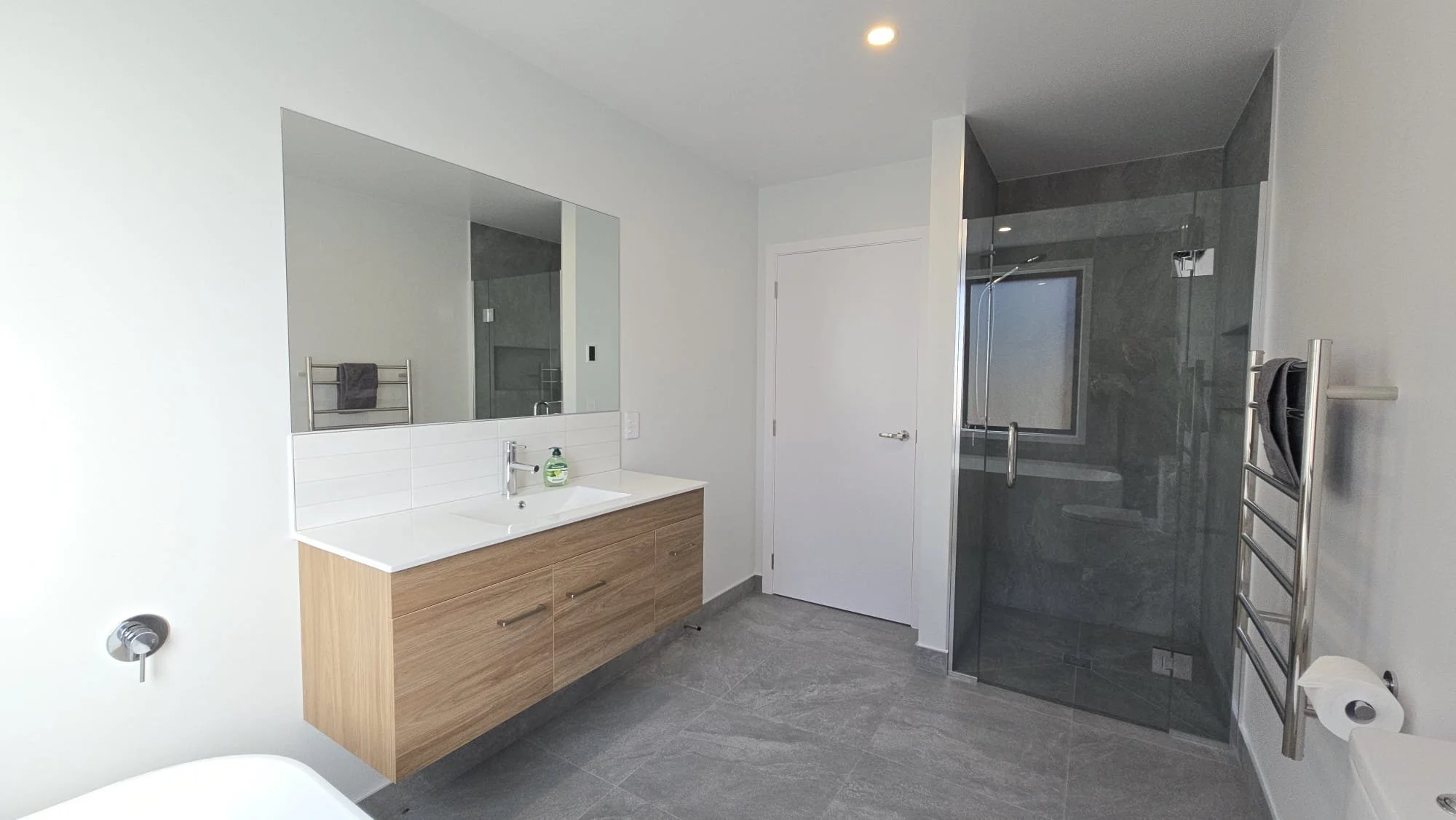 Family bathroom 2.jpeg