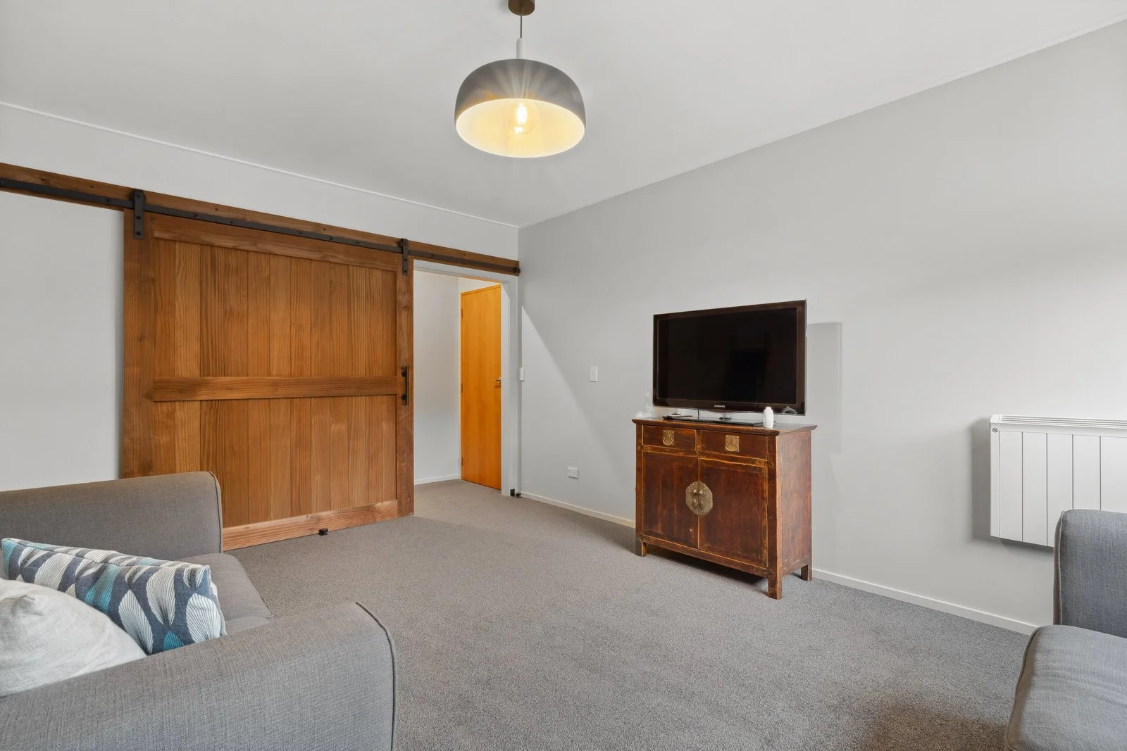 Copy of 045_Open2view_ID593720-32_Hood_Cresent.jpg