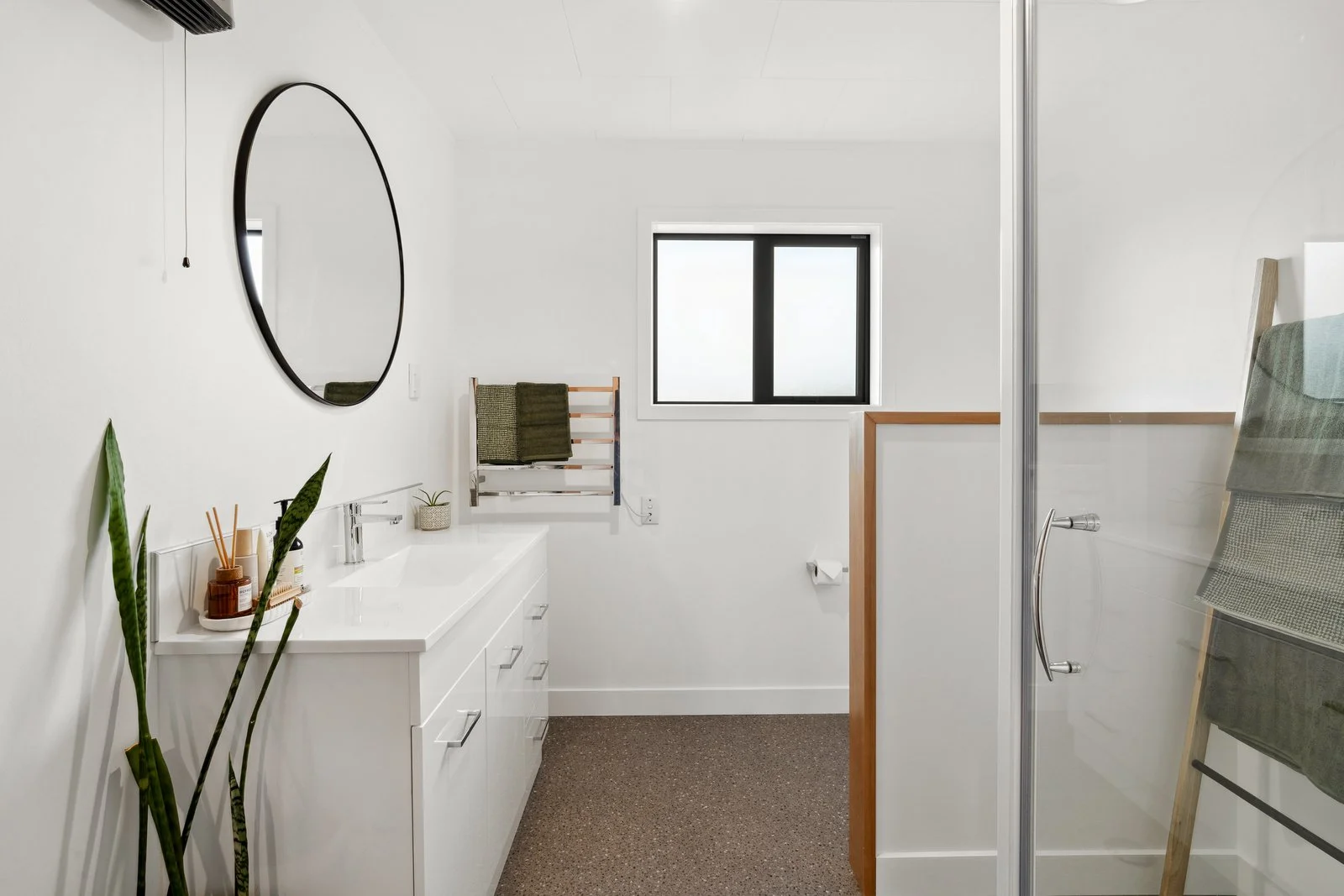 Copy of 038_Open2view_ID593720-32_Hood_Cresent.jpg