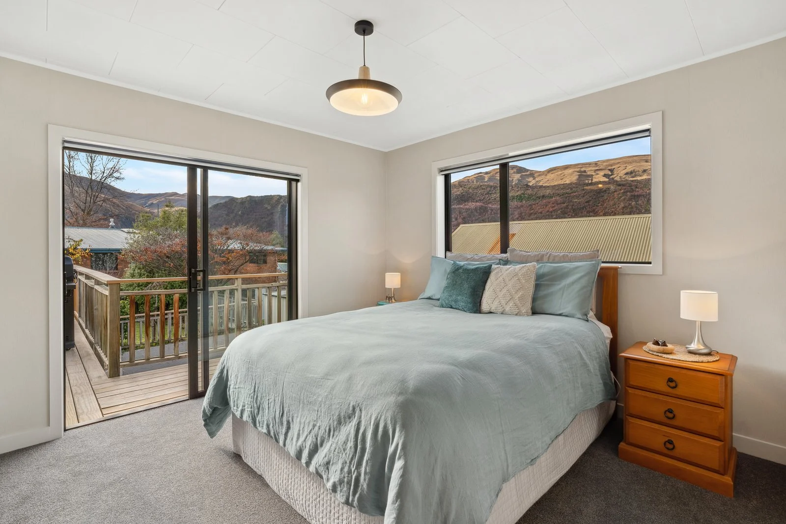 Copy of 040_Open2view_ID593720-32_Hood_Cresent.jpg