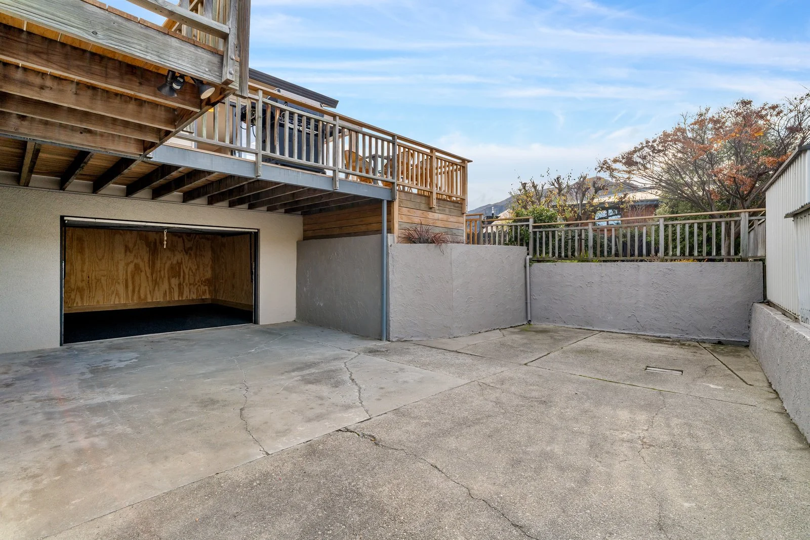 Copy of 049_Open2view_ID593720-32_Hood_Cresent.jpg